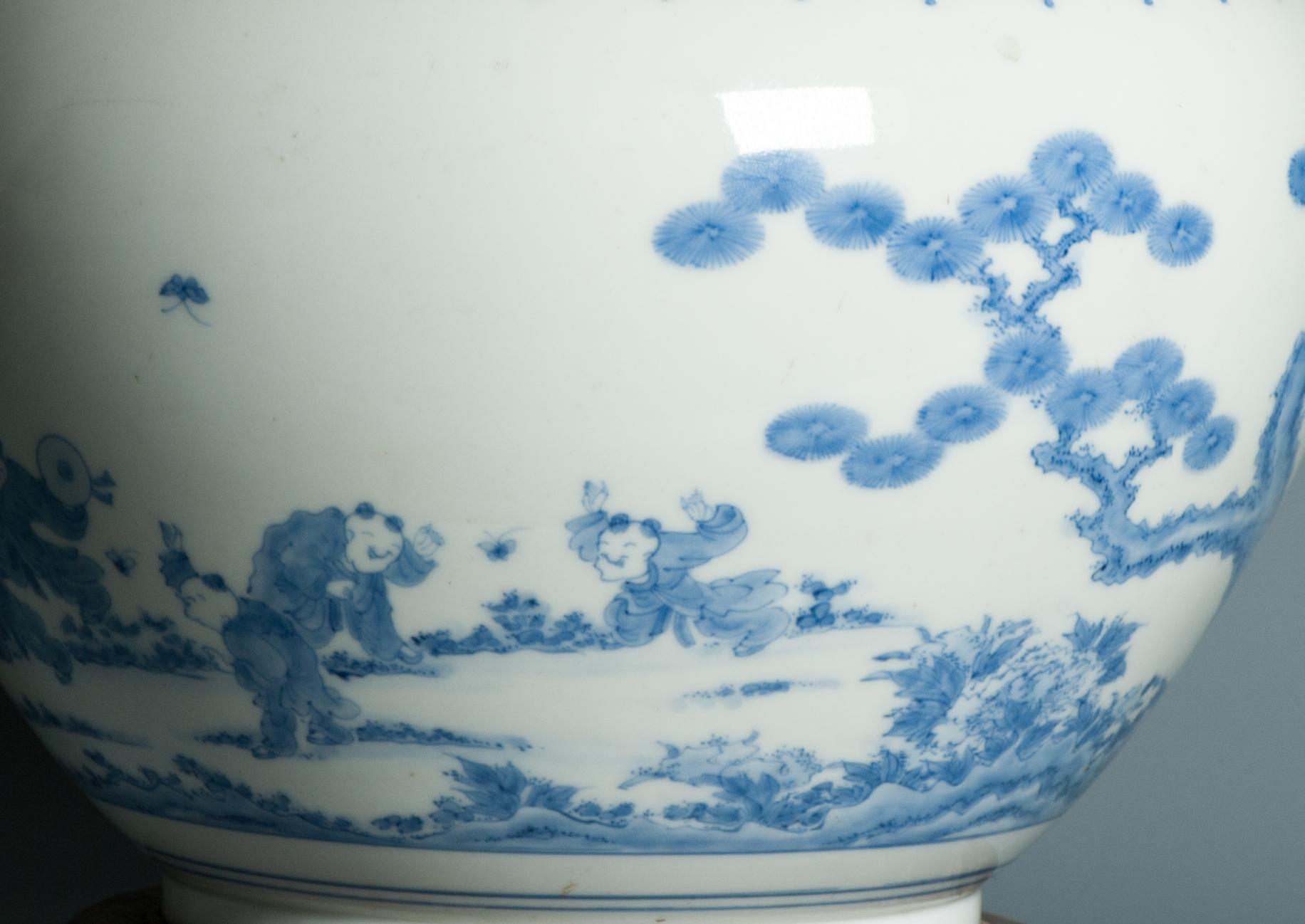 Antiquité - Période Edo/Meiji 18/19C - Cachepot japonais Hirado avec garçons jouant en vente 1