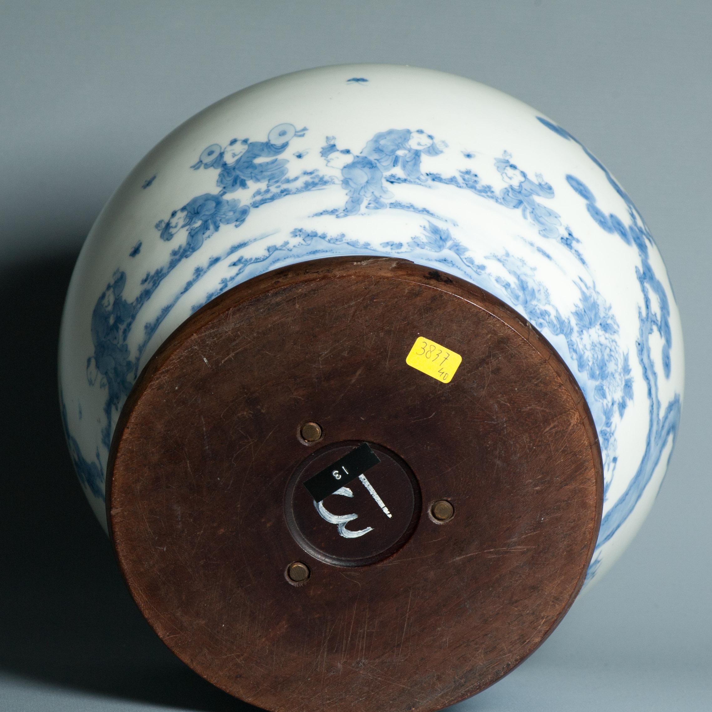 Antiquité - Période Edo/Meiji 18/19C - Cachepot japonais Hirado avec garçons jouant en vente 2