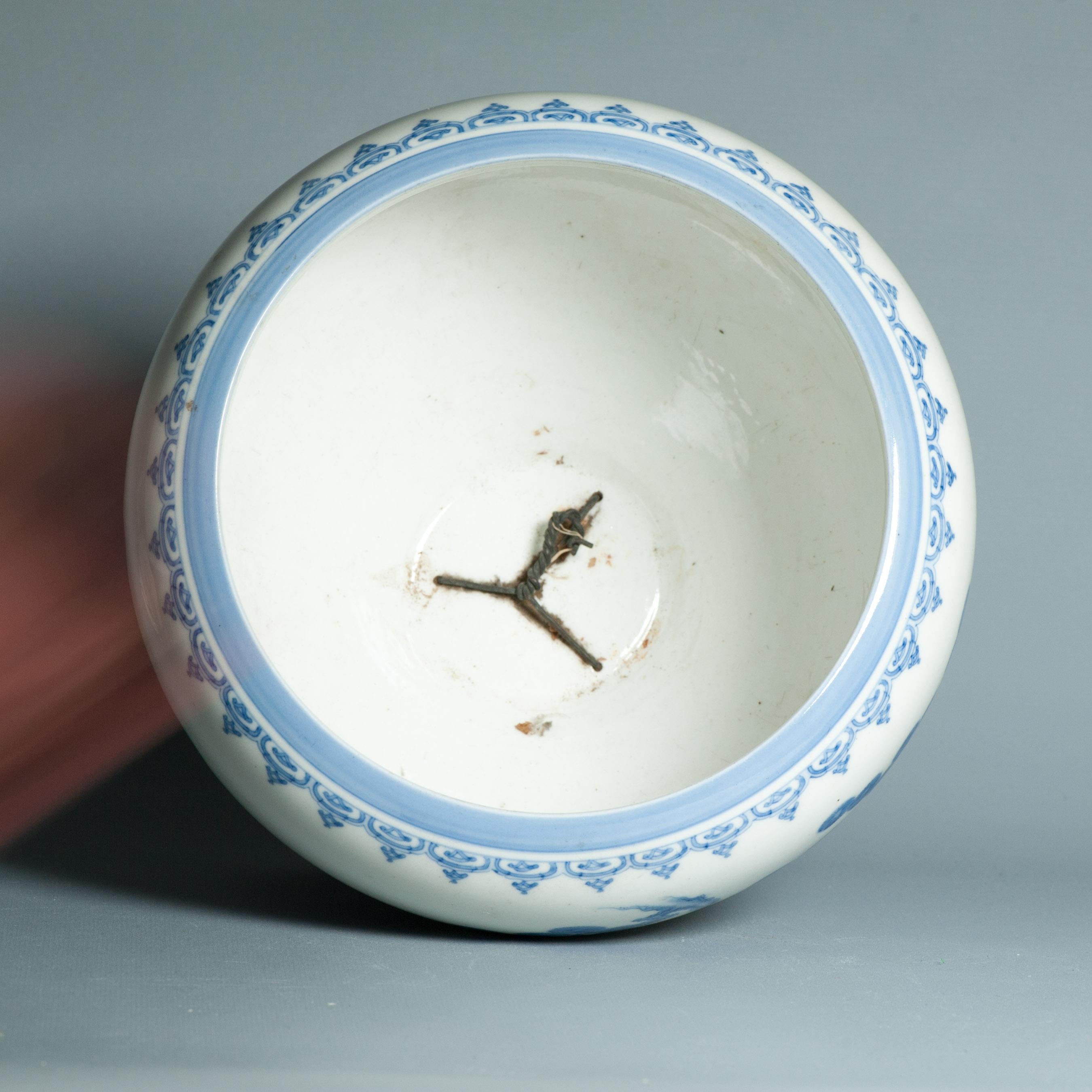 Antiquité - Période Edo/Meiji 18/19C - Cachepot japonais Hirado avec garçons jouant en vente 3