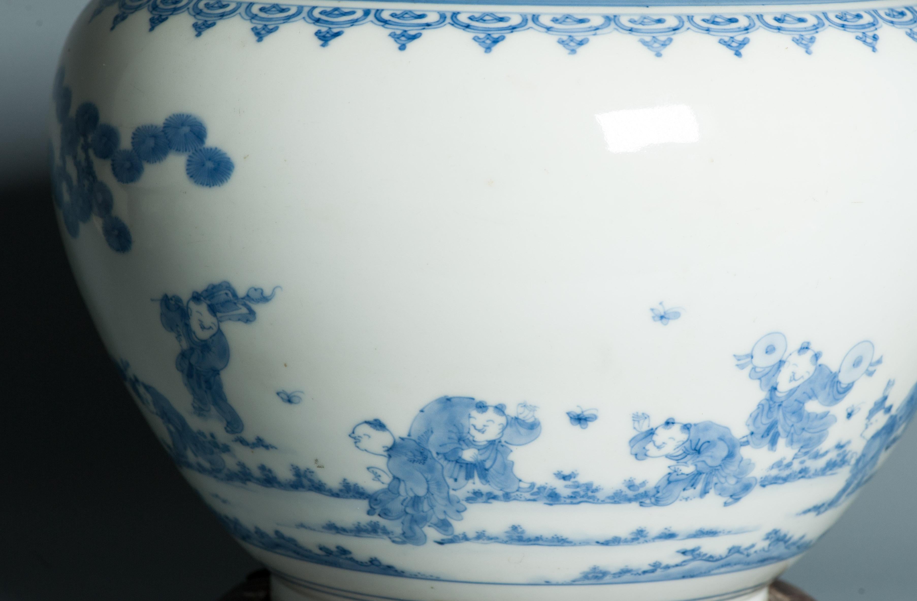 Antiquité - Période Edo/Meiji 18/19C - Cachepot japonais Hirado avec garçons jouant en vente 4