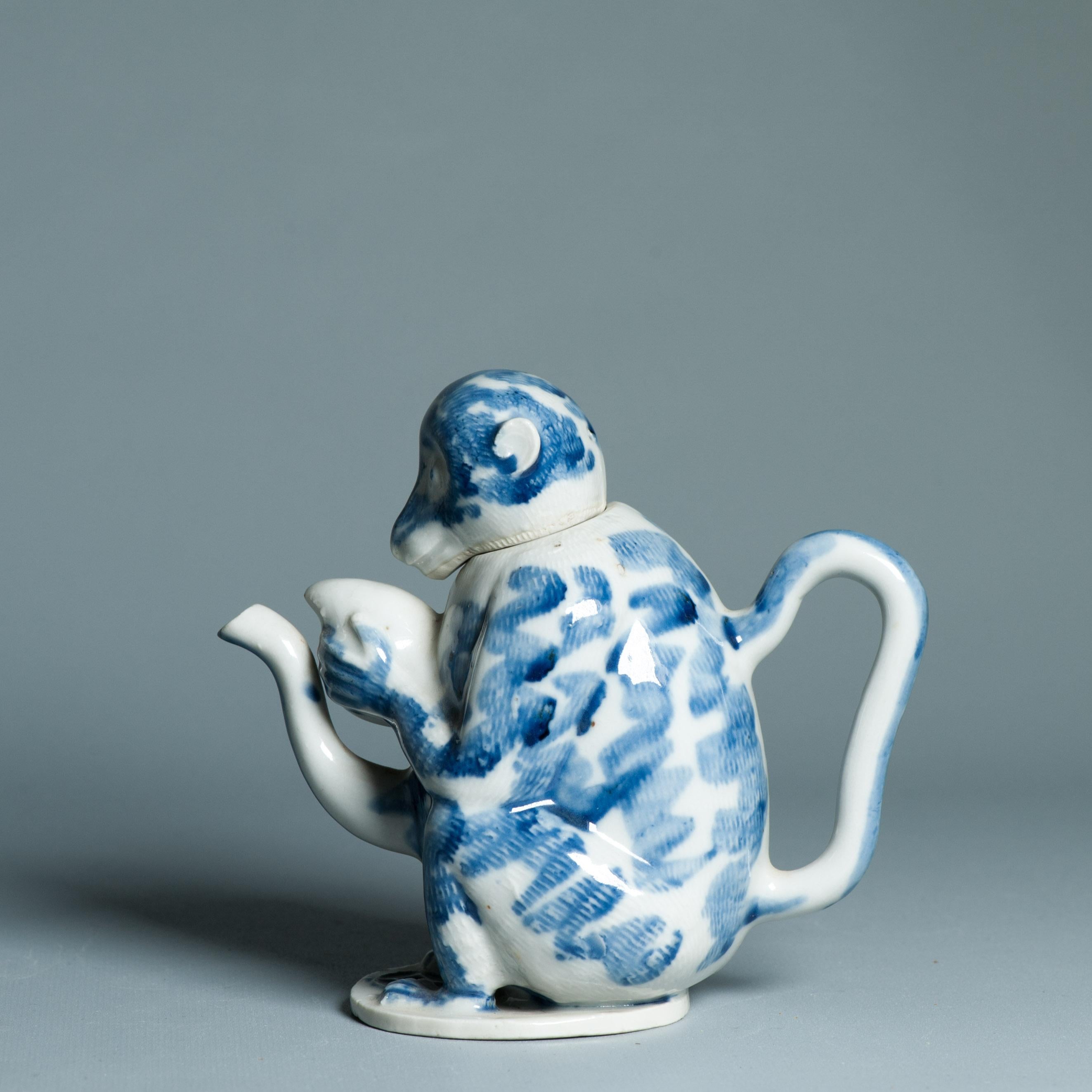 Théière Hirado japonaise ancienne de la période Edo/Meiji 18/19C assise singe en vente 7