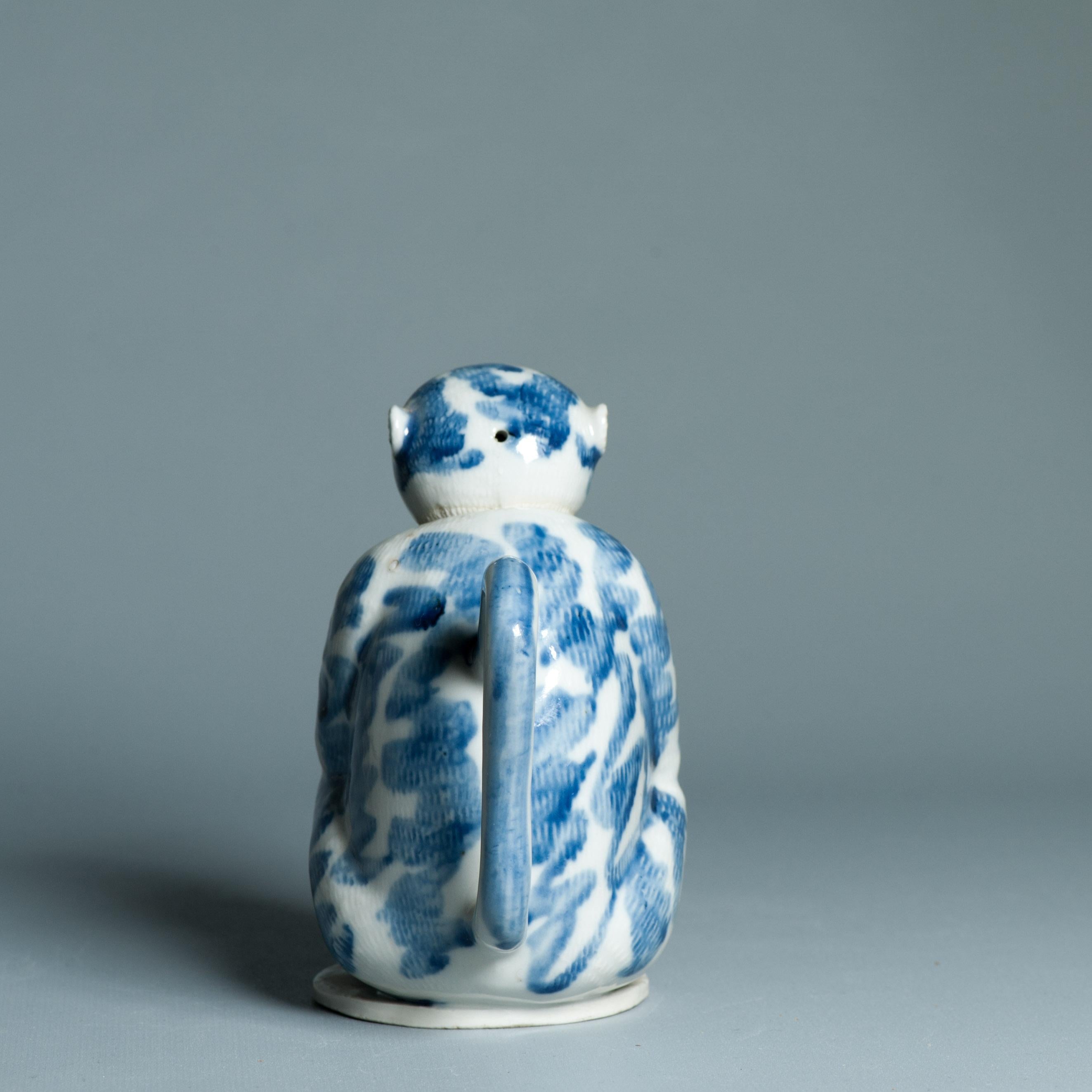 Théière Hirado japonaise ancienne de la période Edo/Meiji 18/19C assise singe en vente 9