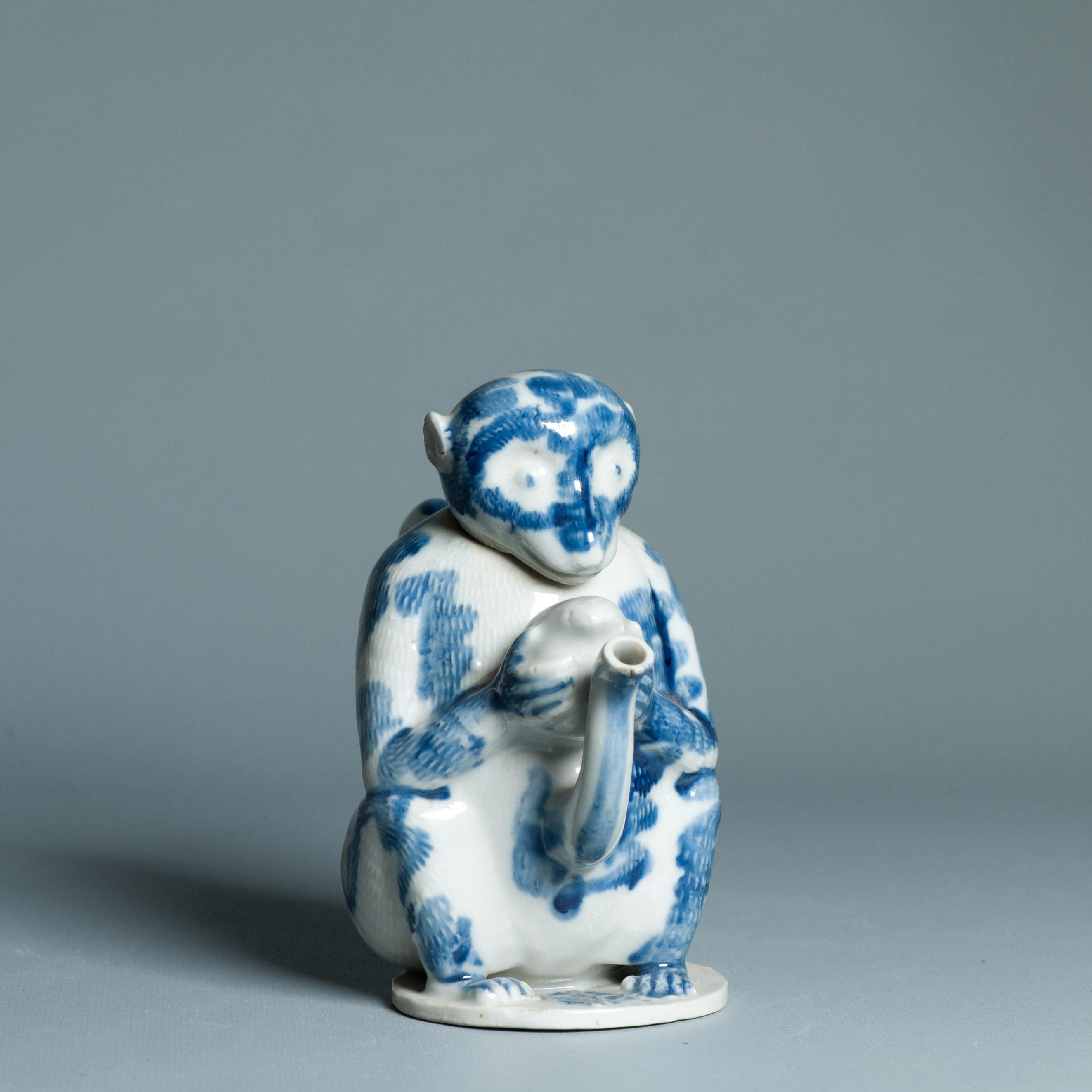Il s'agit d'un cache-pot ancien en porcelaine de Hirado d'une facture très inhabituelle, représentant des garçons en train de jouer. modelé avec une glaçure bleu cobalt

À propos de Hirado 平戸 Ware

Les origines de la céramique de Hirado (également
