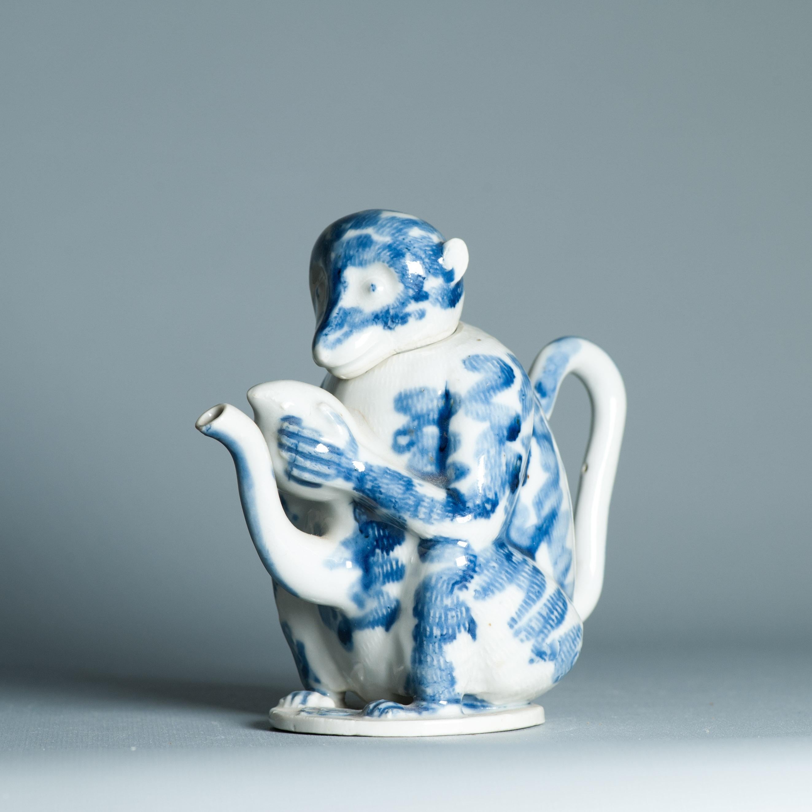 Théière Hirado japonaise ancienne de la période Edo/Meiji 18/19C assise singe Bon état - En vente à Amsterdam, Noord Holland