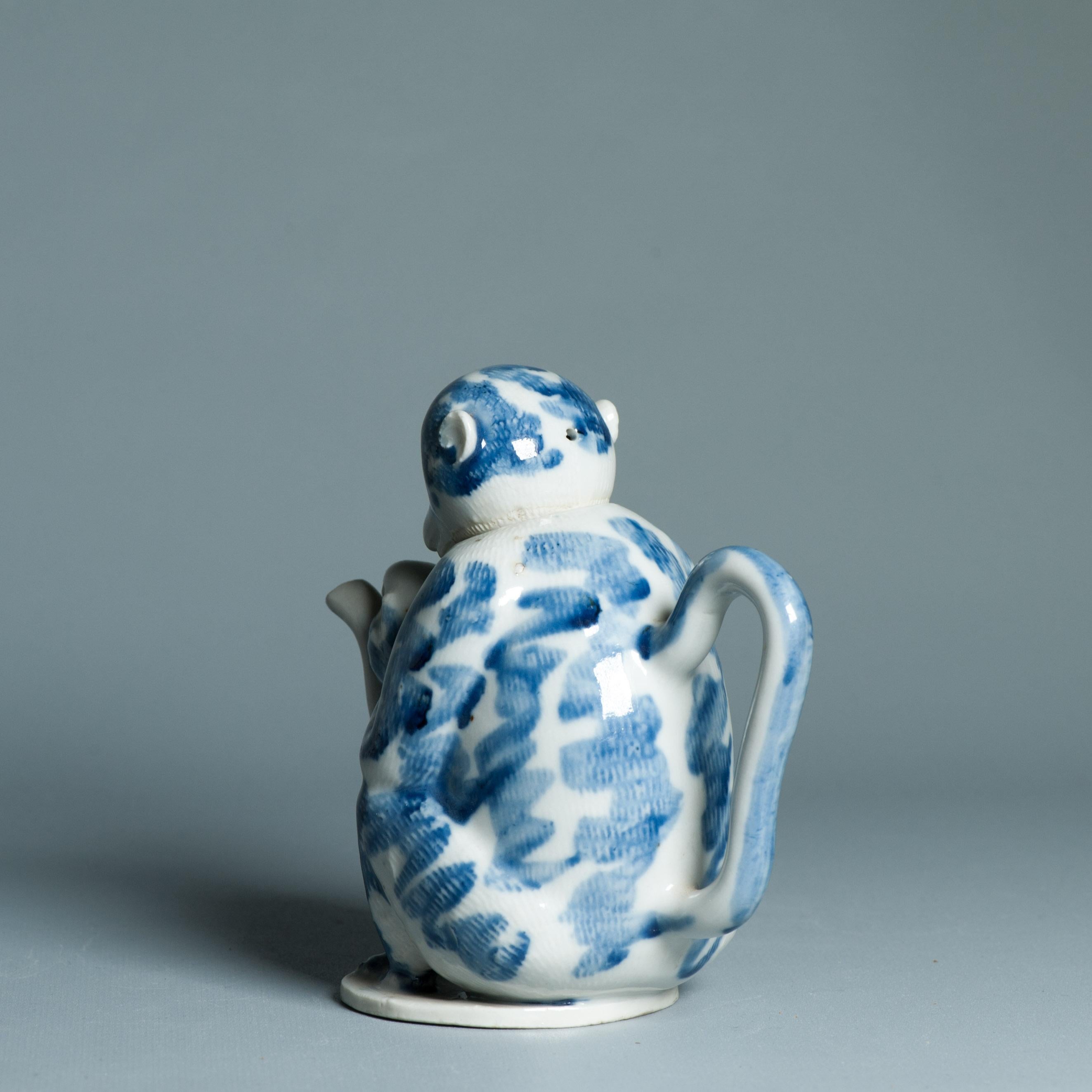 Théière Hirado japonaise ancienne de la période Edo/Meiji 18/19C assise singe en vente 1