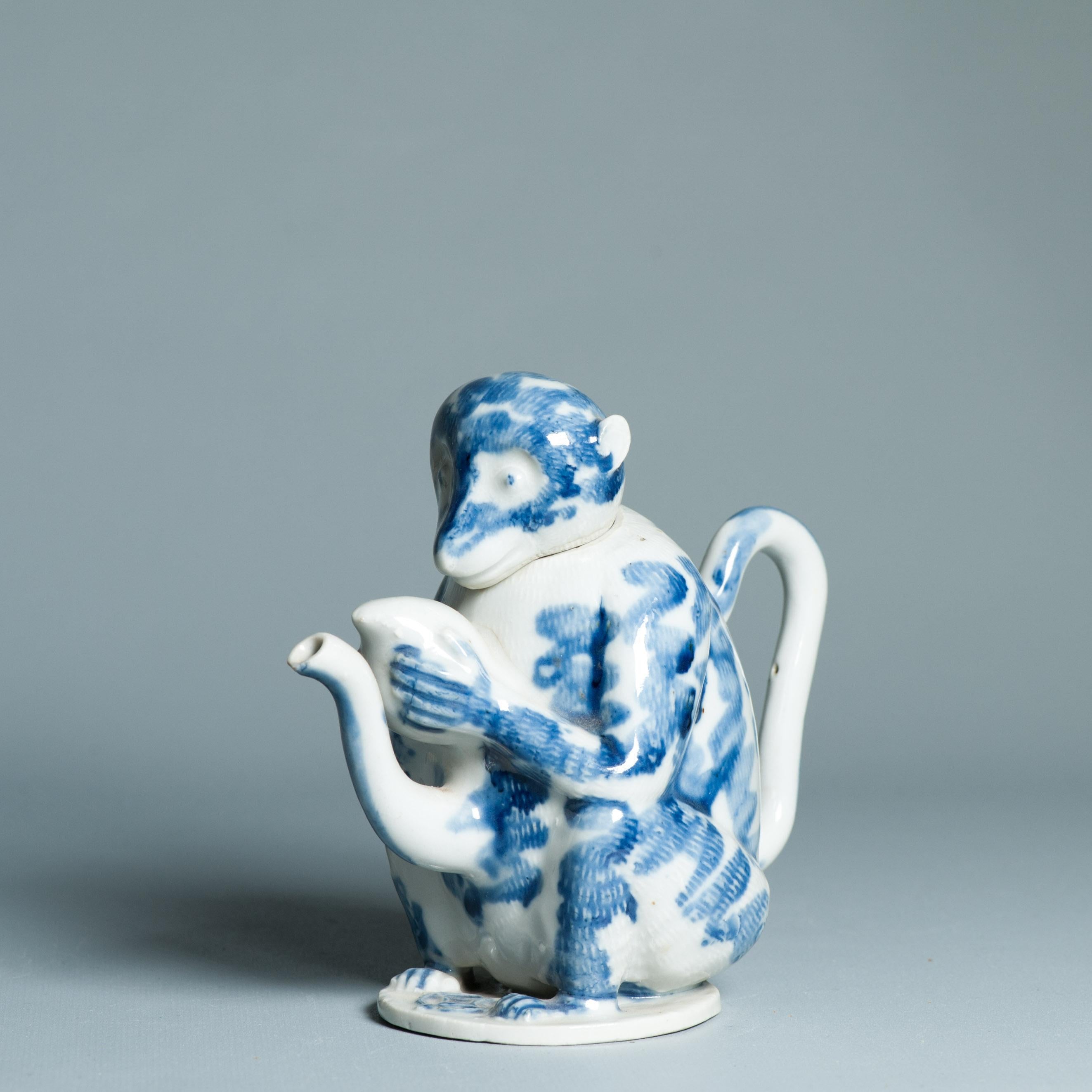 Théière Hirado japonaise ancienne de la période Edo/Meiji 18/19C assise singe en vente 3