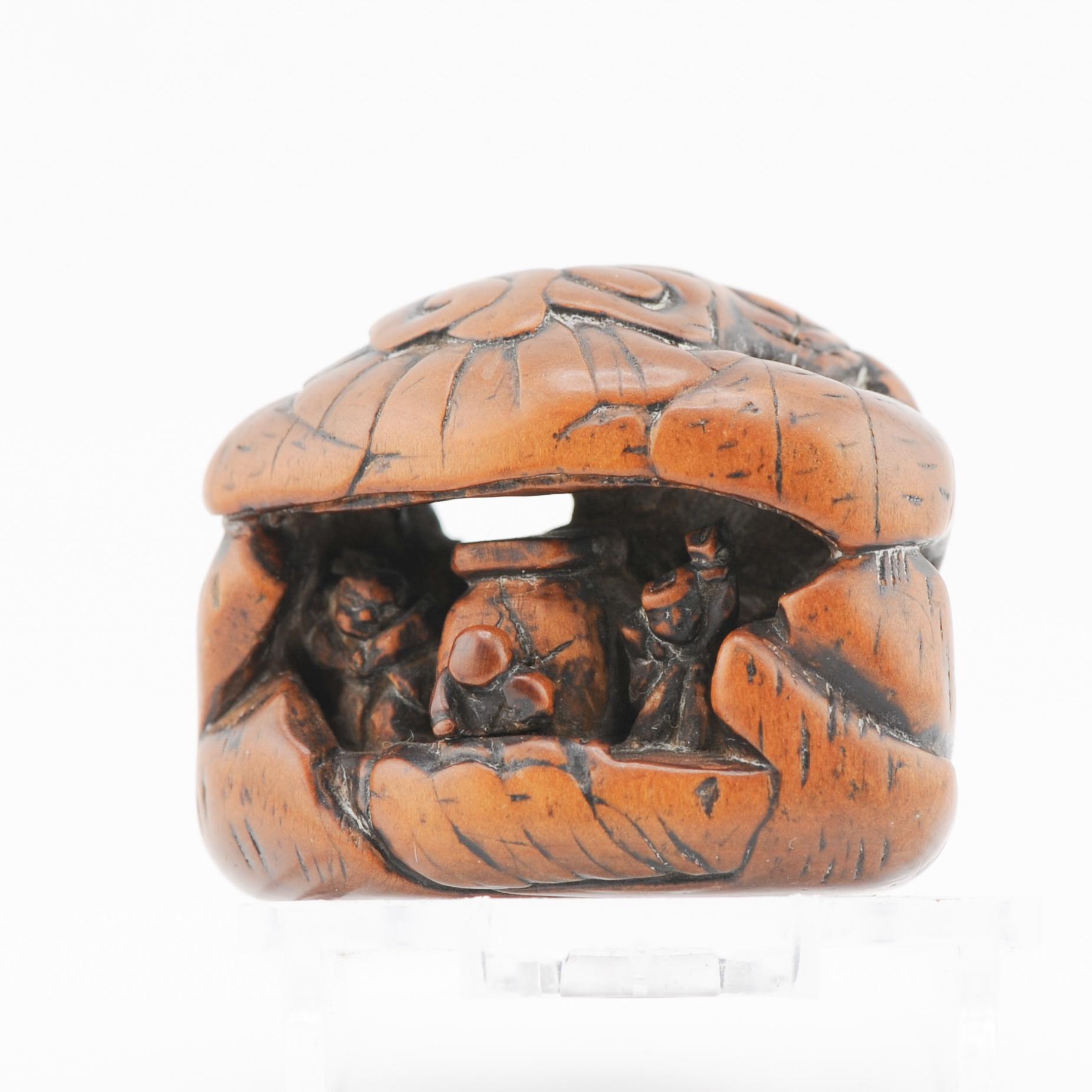 Edo Netsuke 18/19e siècle japonais Ikkosai « Différent monde dans une grotte » en vente 5