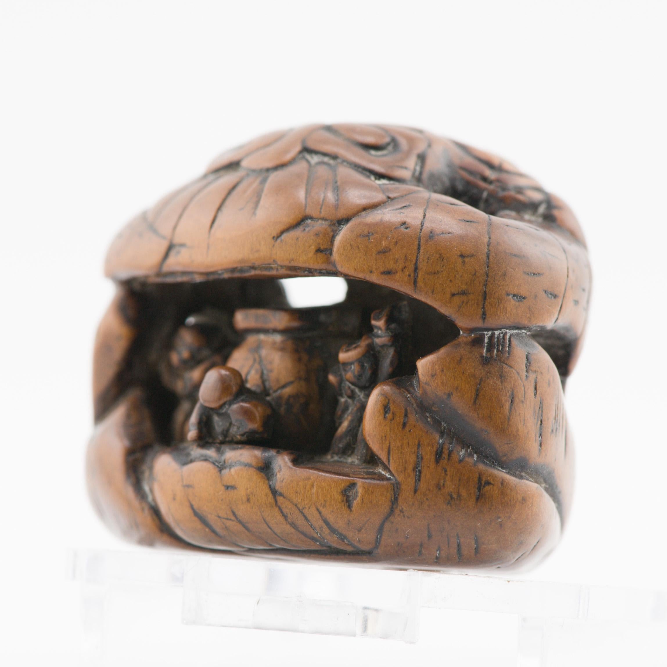 Edo Netsuke 18/19e siècle japonais Ikkosai « Différent monde dans une grotte » en vente 6