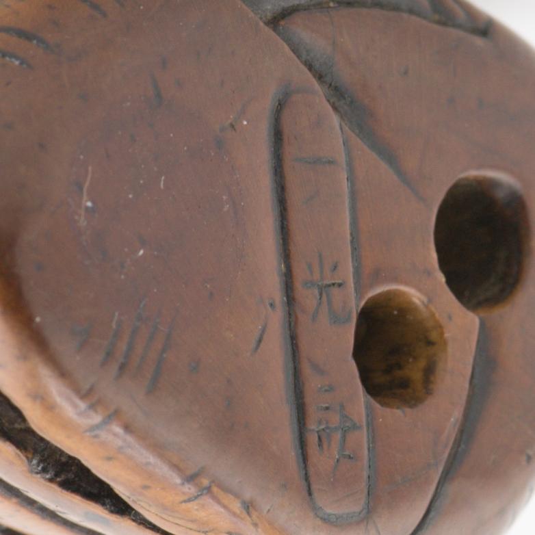 Edo Netsuke 18/19e siècle japonais Ikkosai « Différent monde dans une grotte » en vente 7