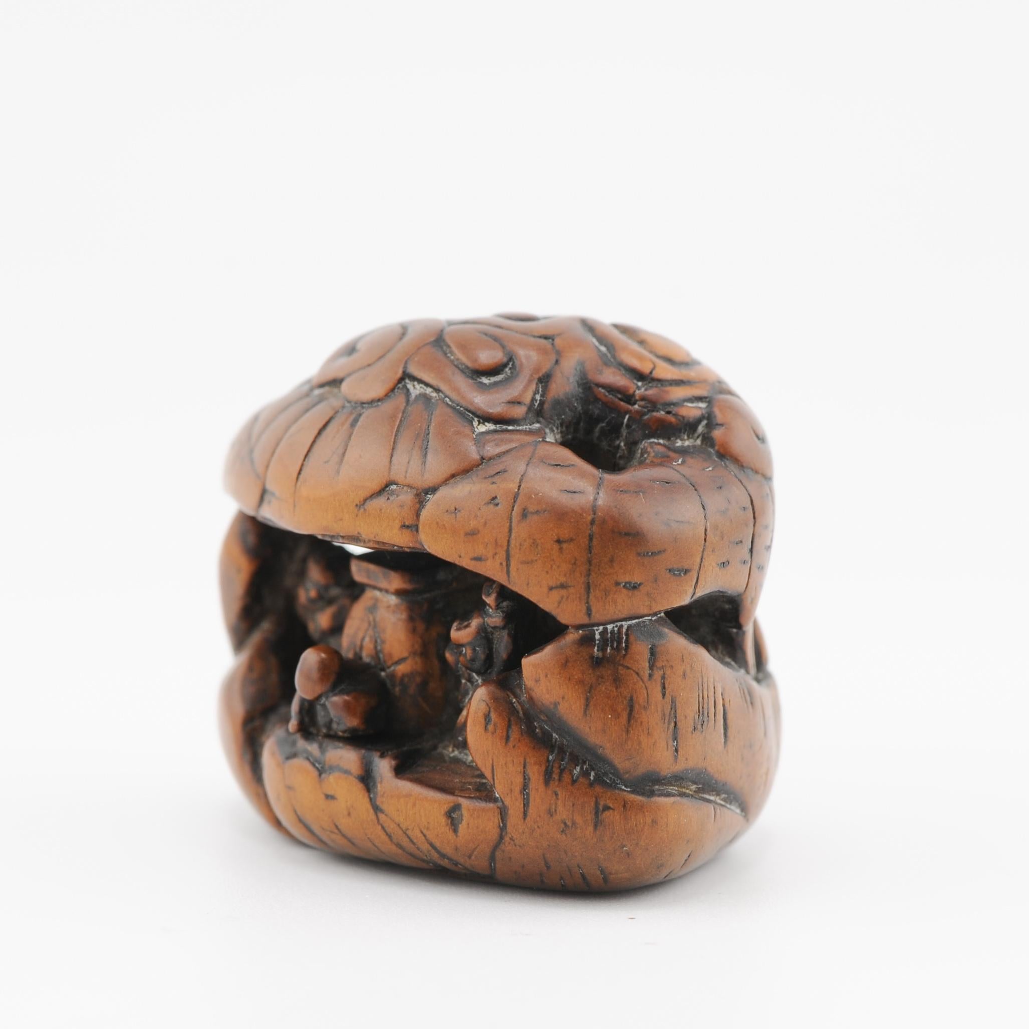 Japonais Edo Netsuke 18/19e siècle japonais Ikkosai « Différent monde dans une grotte » en vente
