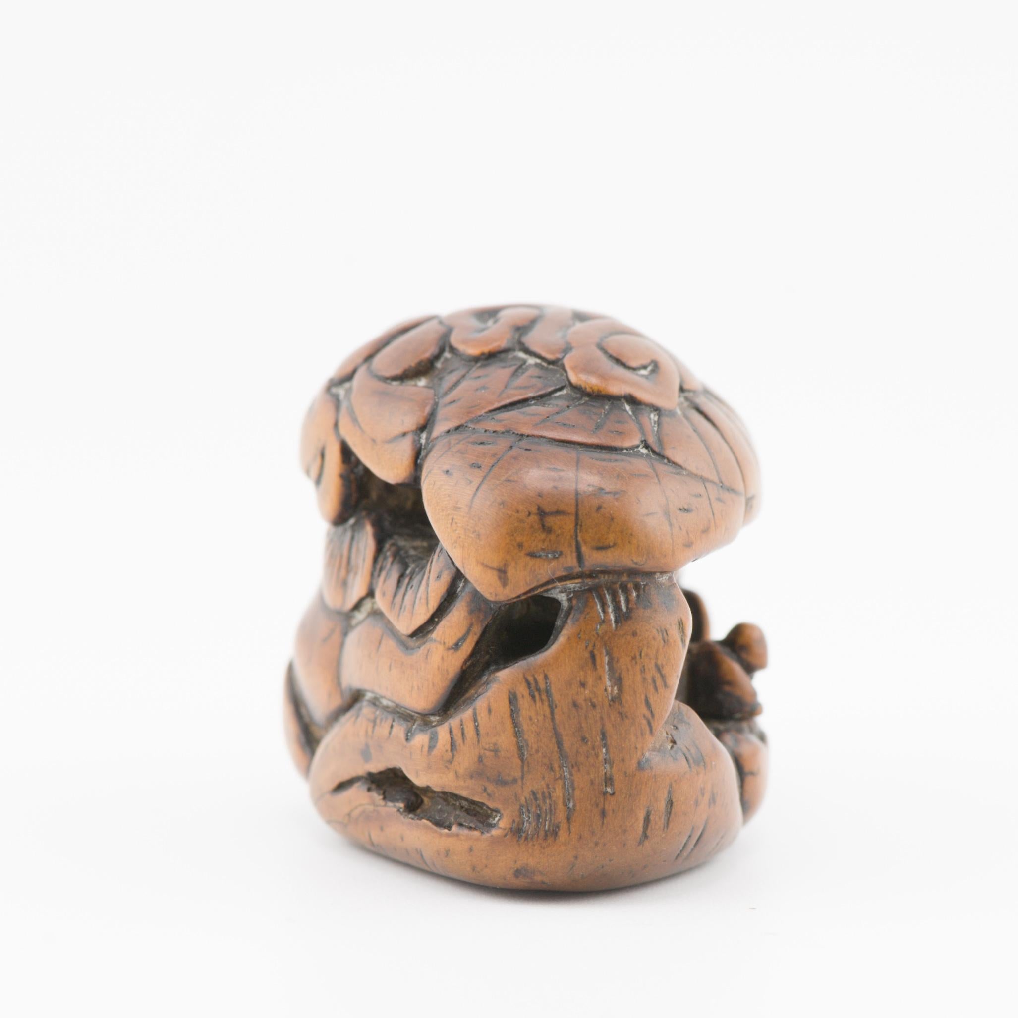 Edo Netsuke 18/19e siècle japonais Ikkosai « Différent monde dans une grotte » Excellent état - En vente à Amsterdam, Noord Holland