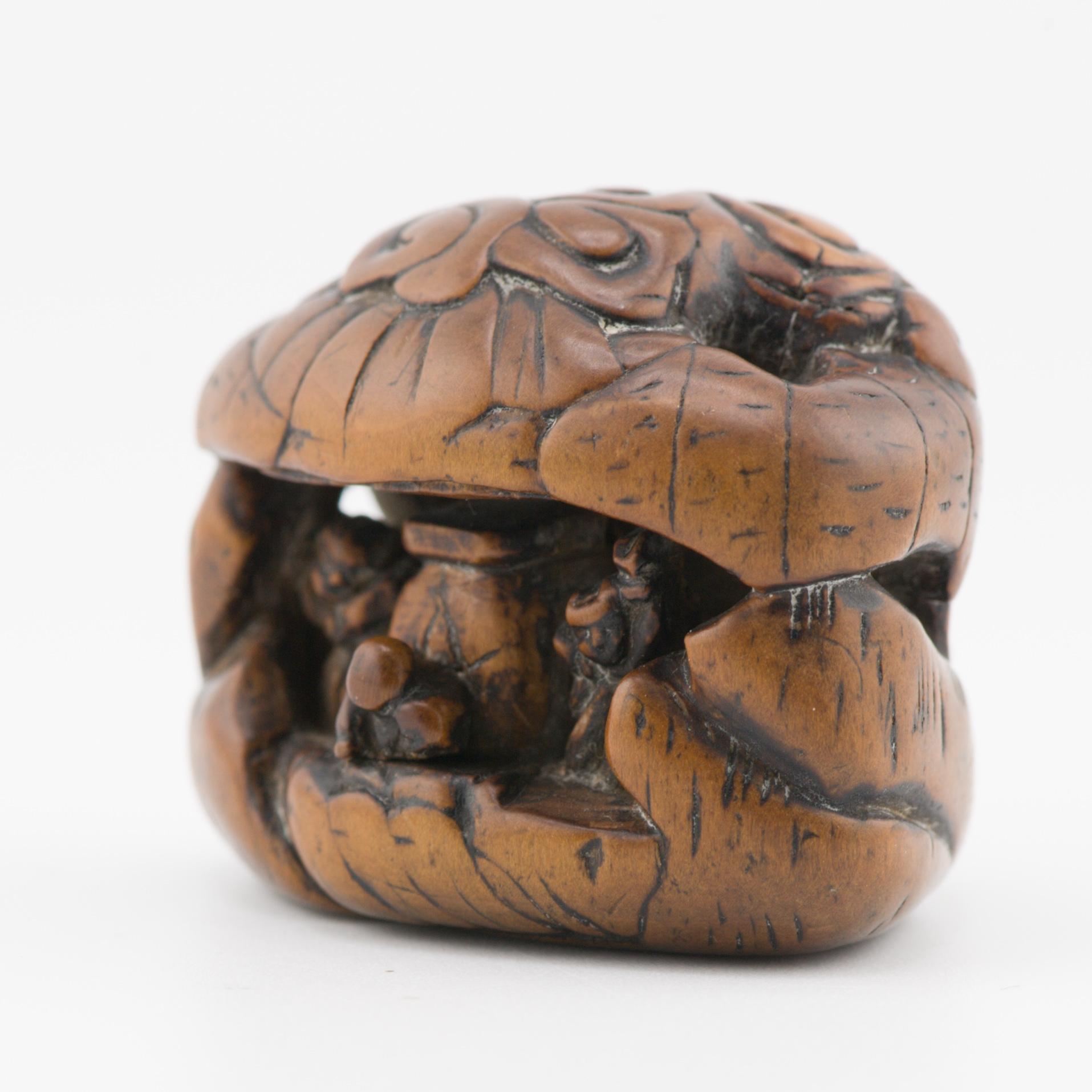 Métal Edo Netsuke 18/19e siècle japonais Ikkosai « Différent monde dans une grotte » en vente
