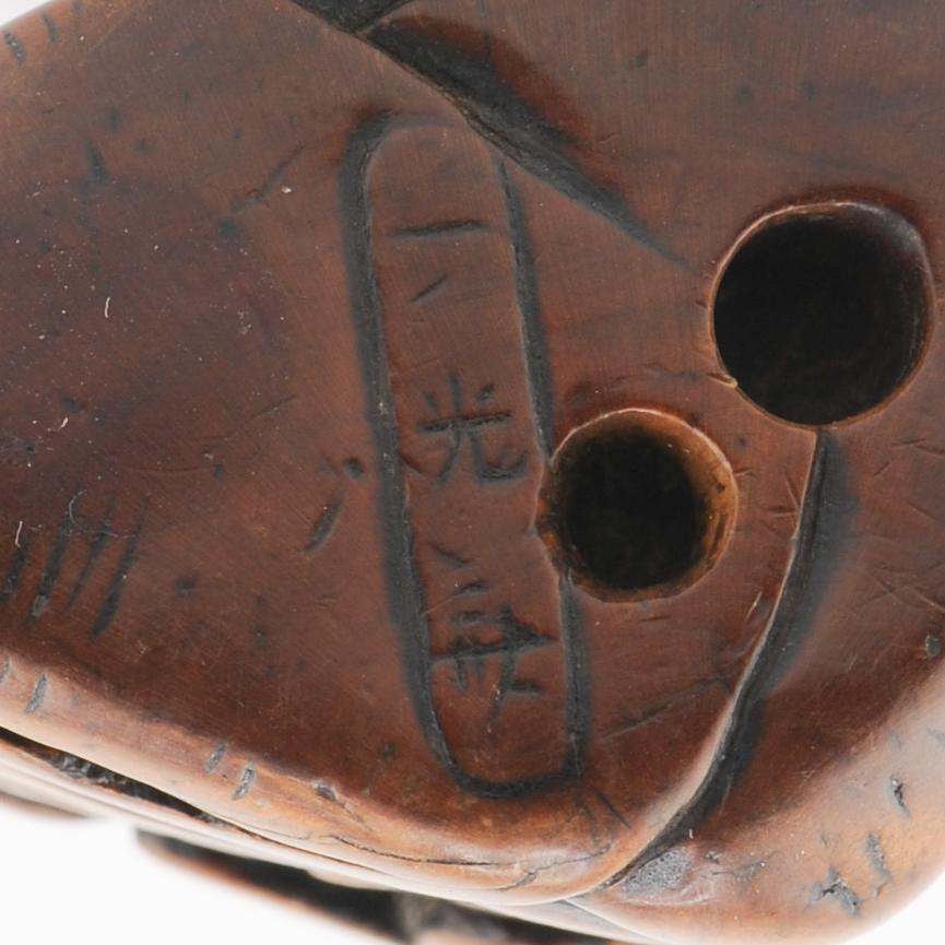 Edo Netsuke 18/19e siècle japonais Ikkosai « Différent monde dans une grotte » en vente 2