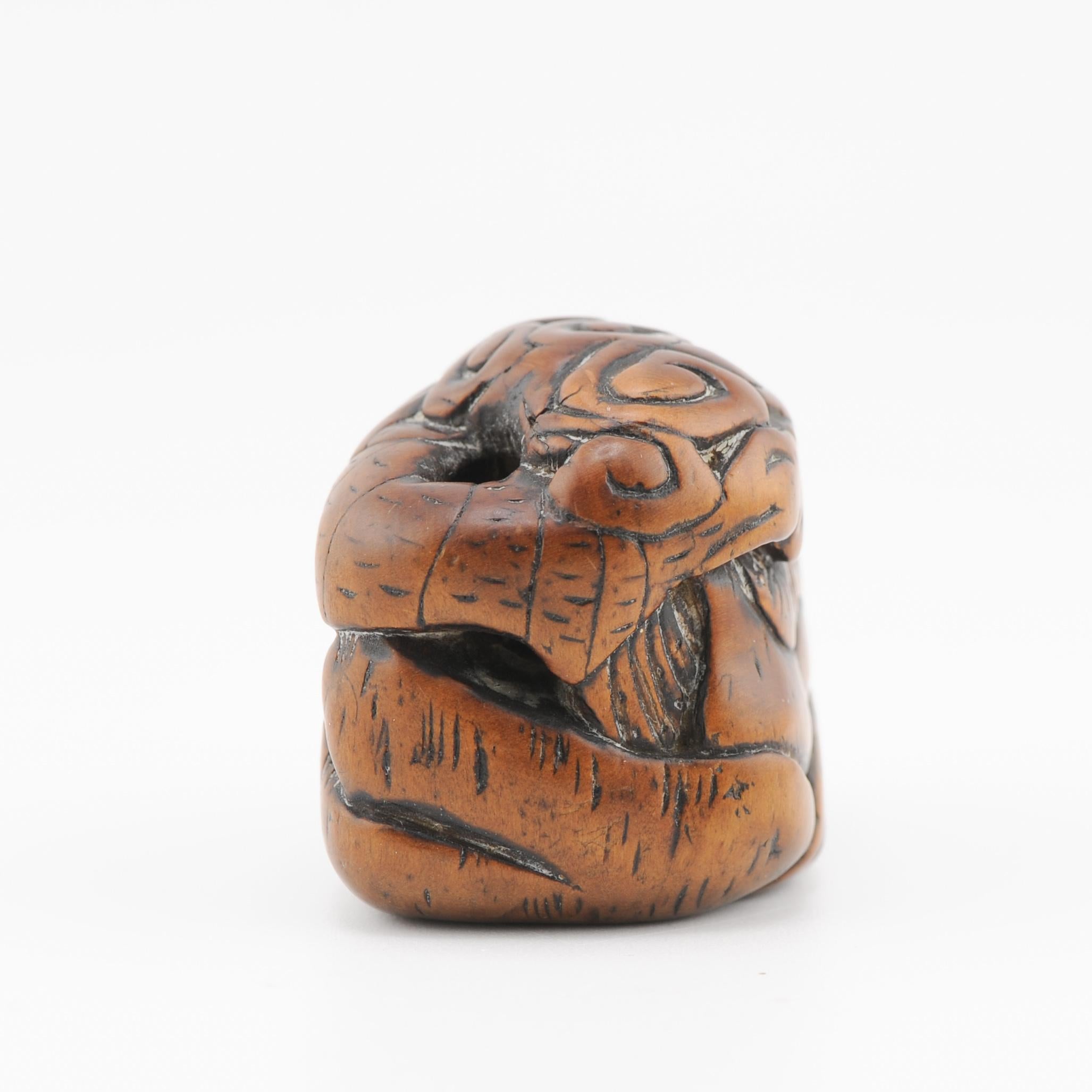 Edo Netsuke 18/19e siècle japonais Ikkosai « Différent monde dans une grotte » en vente 3