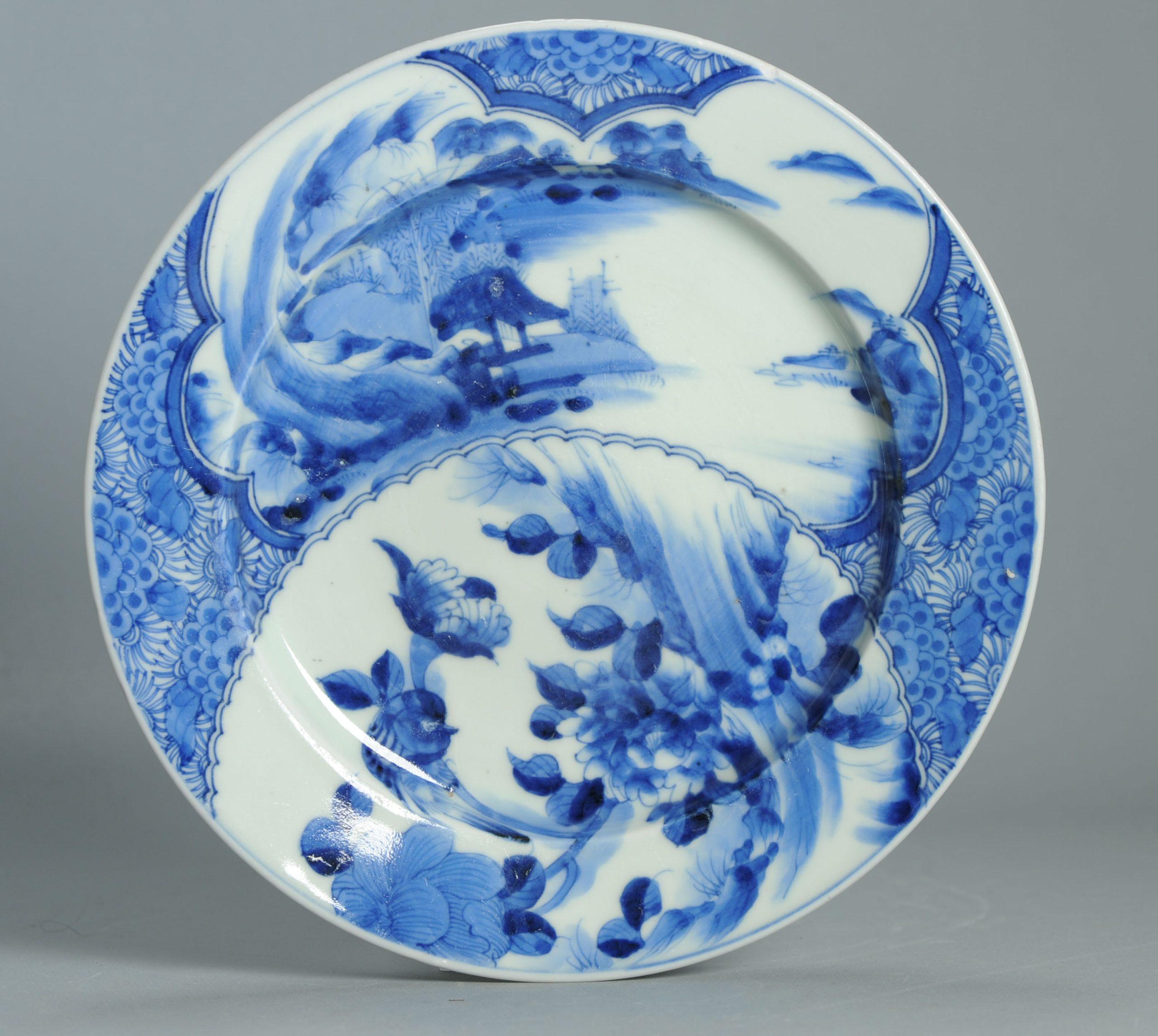 Description
Très satisfait de ce nouvel arrivage.

Assiette Arita avec une scène de paysage. Vers 1750-1800

Marqué à la base d'une marque à six caractères.

Condit
Petite puce. Taille : 21,4 cm

Période
Période Edo 
