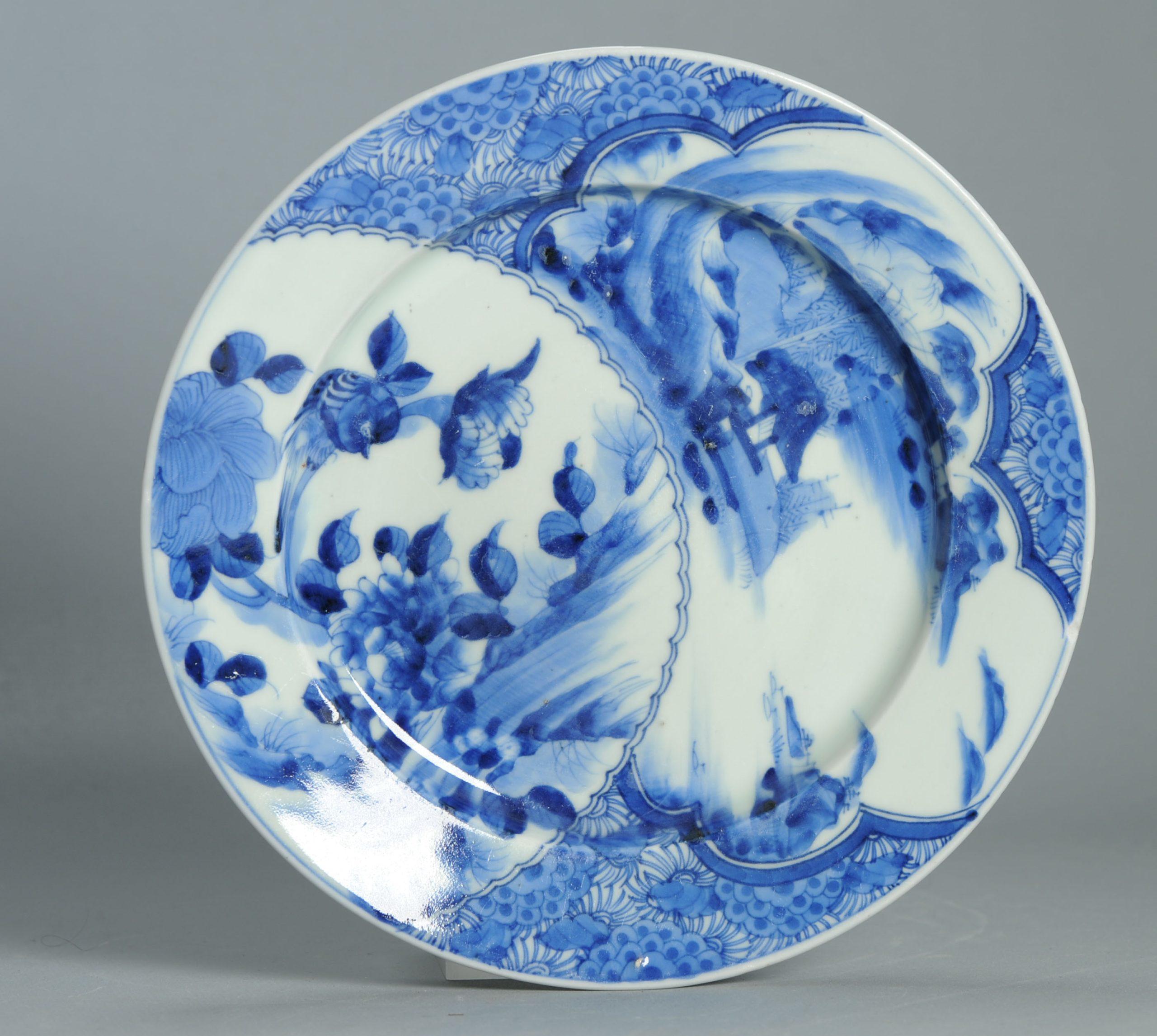 Japonais Ancienne assiette japonaise Arita de la période Edo 1750-1800 avec une grande scène de paysage en vente