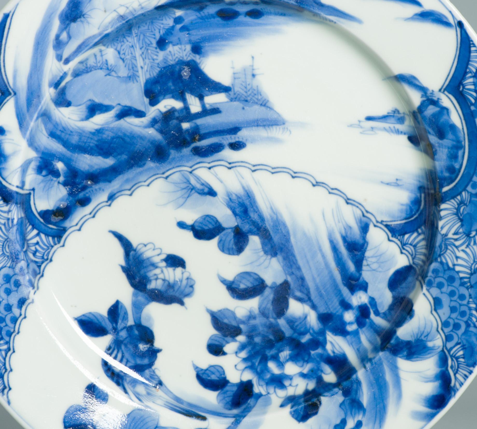 Ancienne assiette japonaise Arita de la p�ériode Edo 1750-1800 avec une grande scène de paysage Bon état - En vente à Amsterdam, Noord Holland