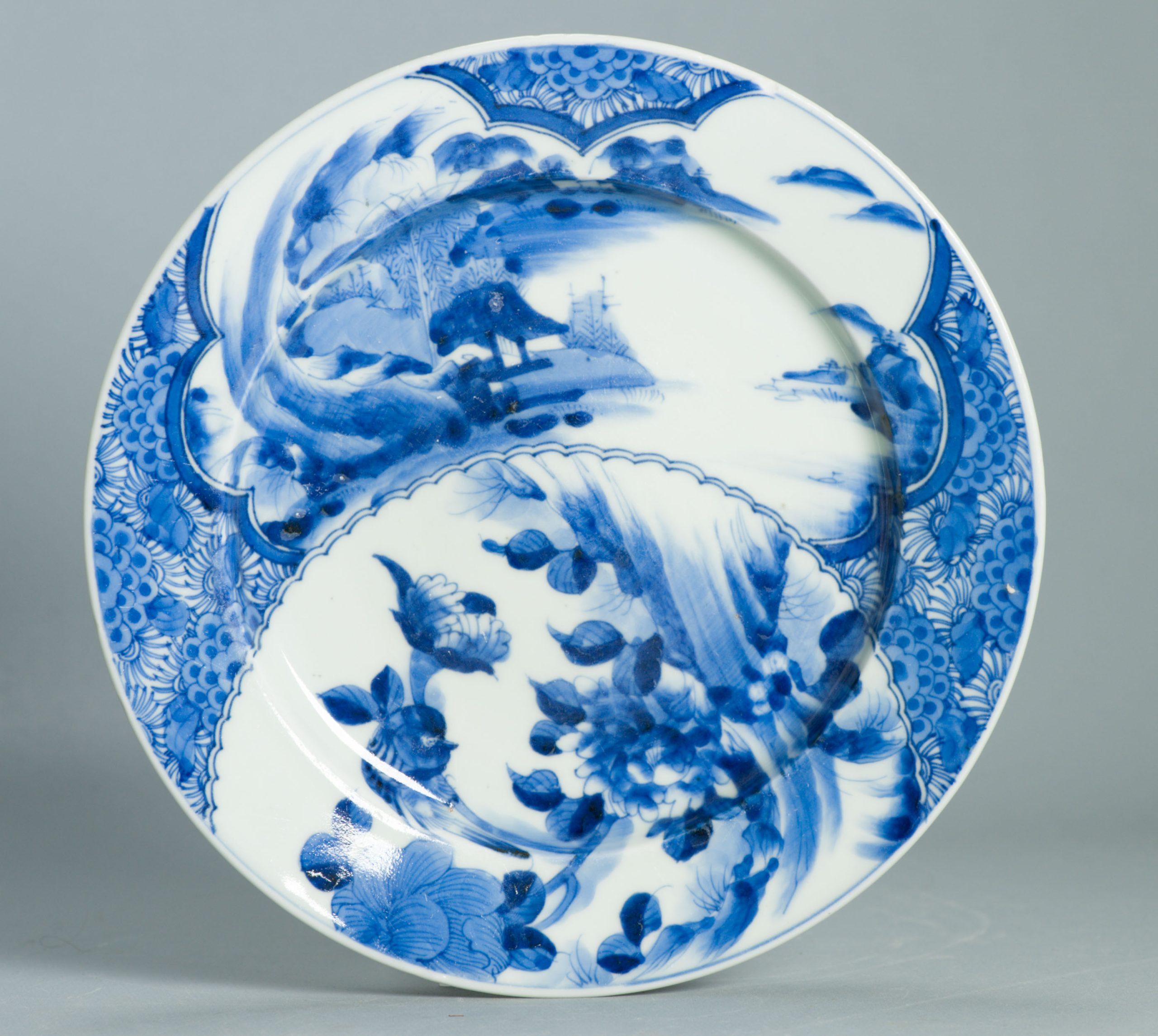 Ancienne assiette japonaise Arita de la période Edo 1750-1800 avec une grande scène de paysage en vente 3