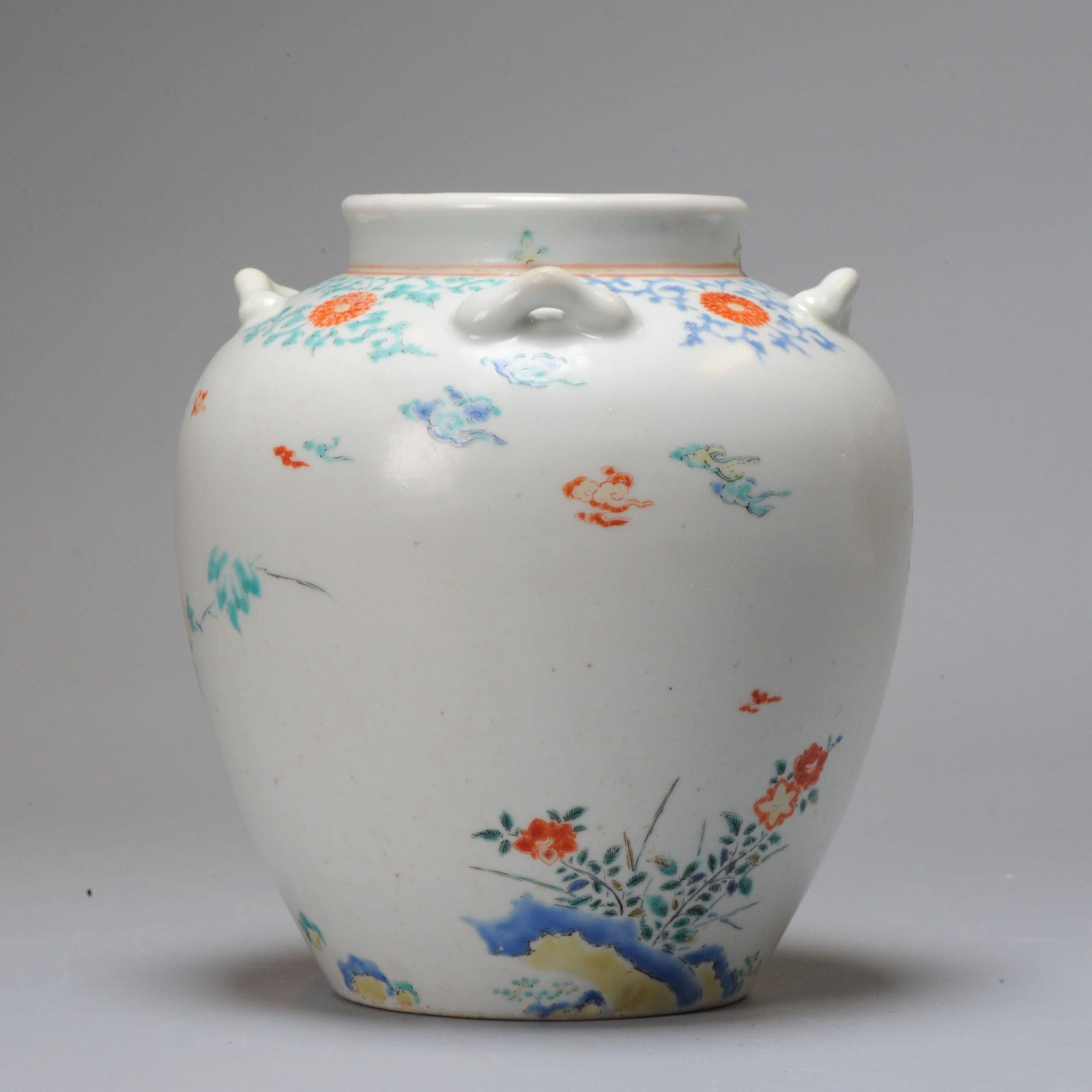 Antike Edo-Periode 17. Jahrhundert Japanische Porzellan Kakiemon Jar Blumen Emaille im Zustand „Gut“ im Angebot in Amsterdam, Noord Holland