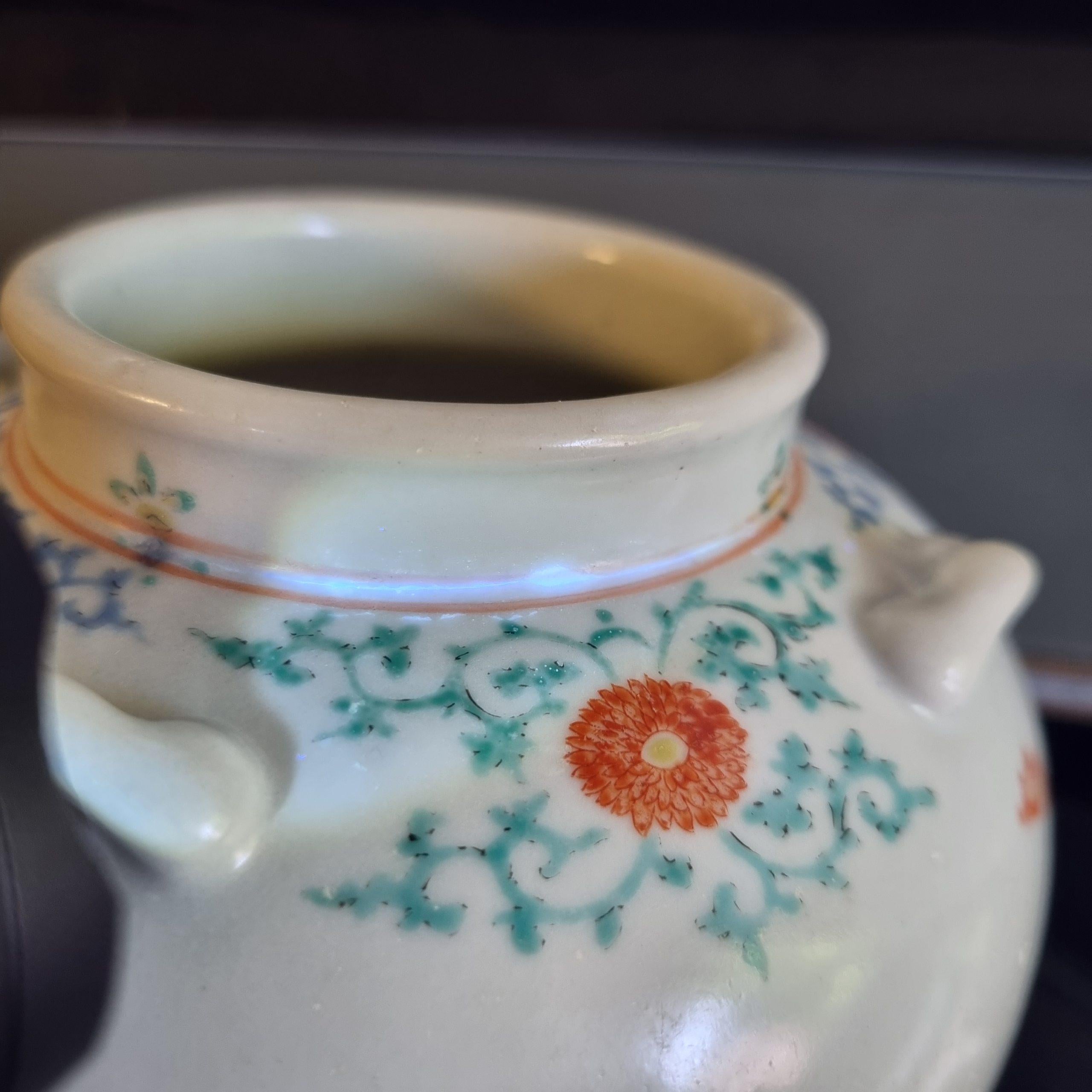 18th Century and Earlier Antique Edo Period 17th Century Japanese Porcelain Kakiemon Jar Flowers Enamel For Sale