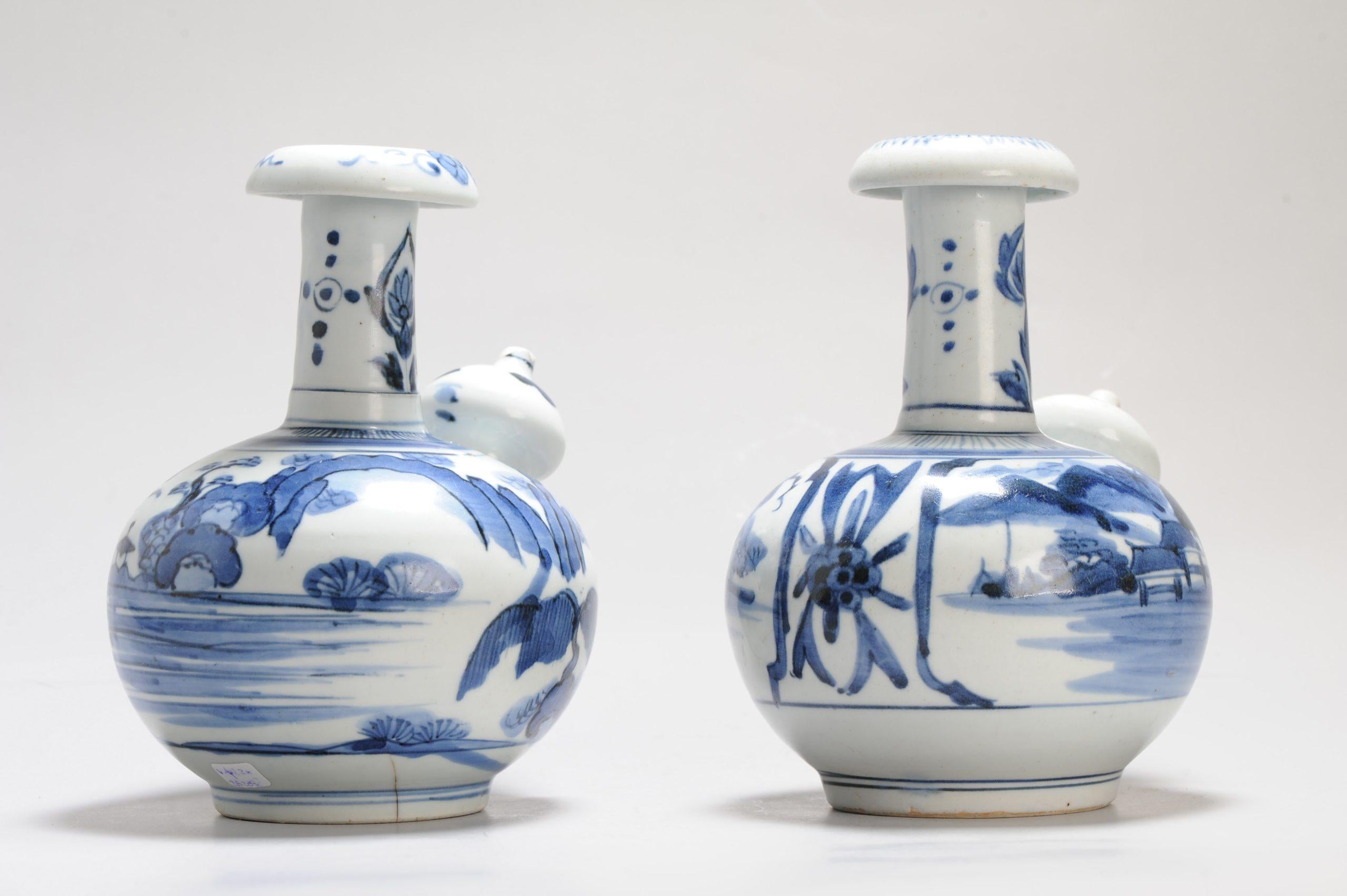 Nous partageons avec vous ce très bel exemple de la période Edo, 1670-1680. Avec une scène de paysage. Le bord est magnifiquement peint. La base est vierge.

Non marqué à la base

La porcelaine d'Arita, également connue sous le nom d'Arita-yaki,