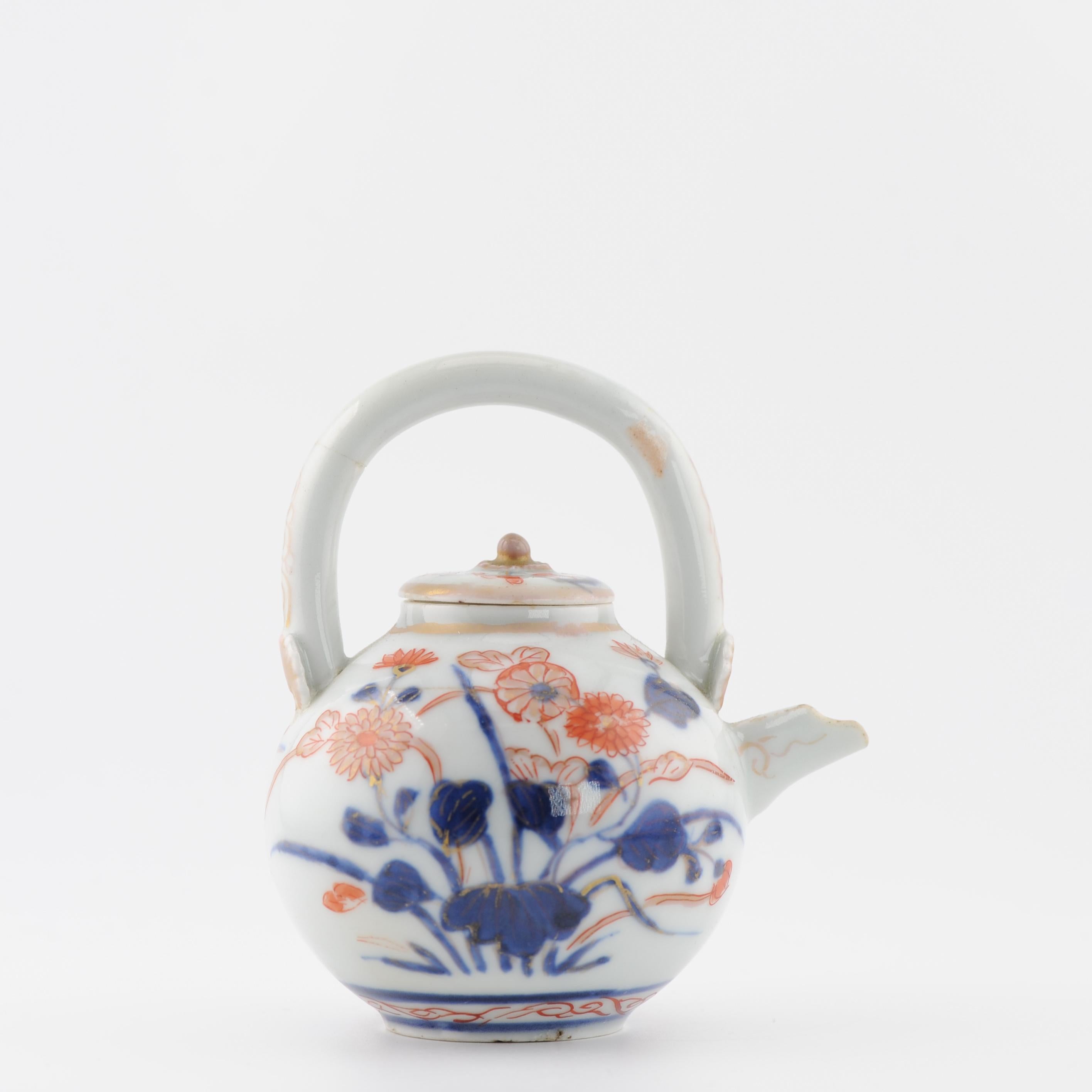 Description

Théière.
Nous partageons avec vous cette petite théière de forme inhabituelle datant de la période Edo. Belle décoration florale en palette imari.

Condit
petite restauration à un des ornements de l'extrémité de la poignée. également 2