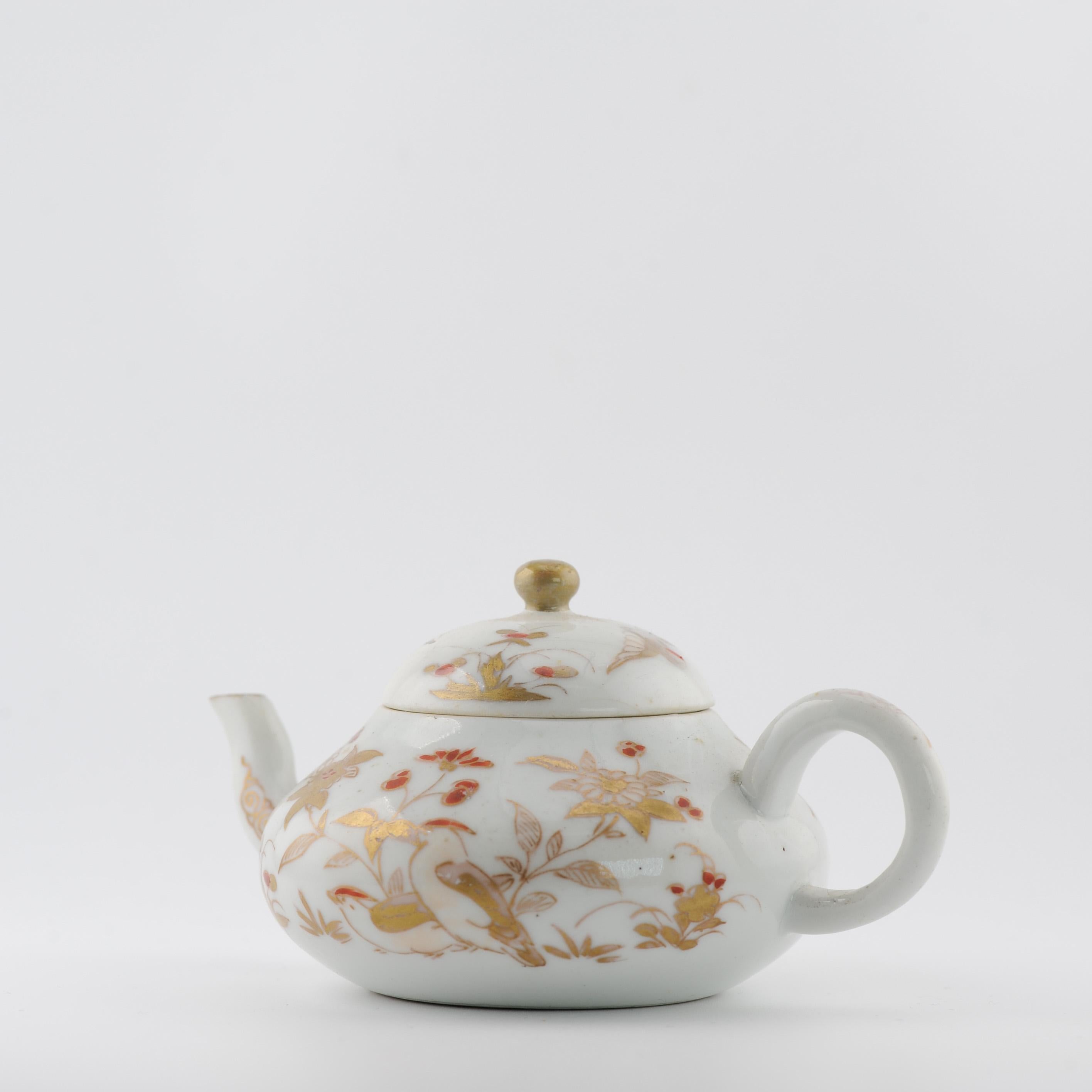 Théière ancienne Edo du début du 18e siècle en porcelaine japonaise Imari rouge or Bon état - En vente à Amsterdam, Noord Holland