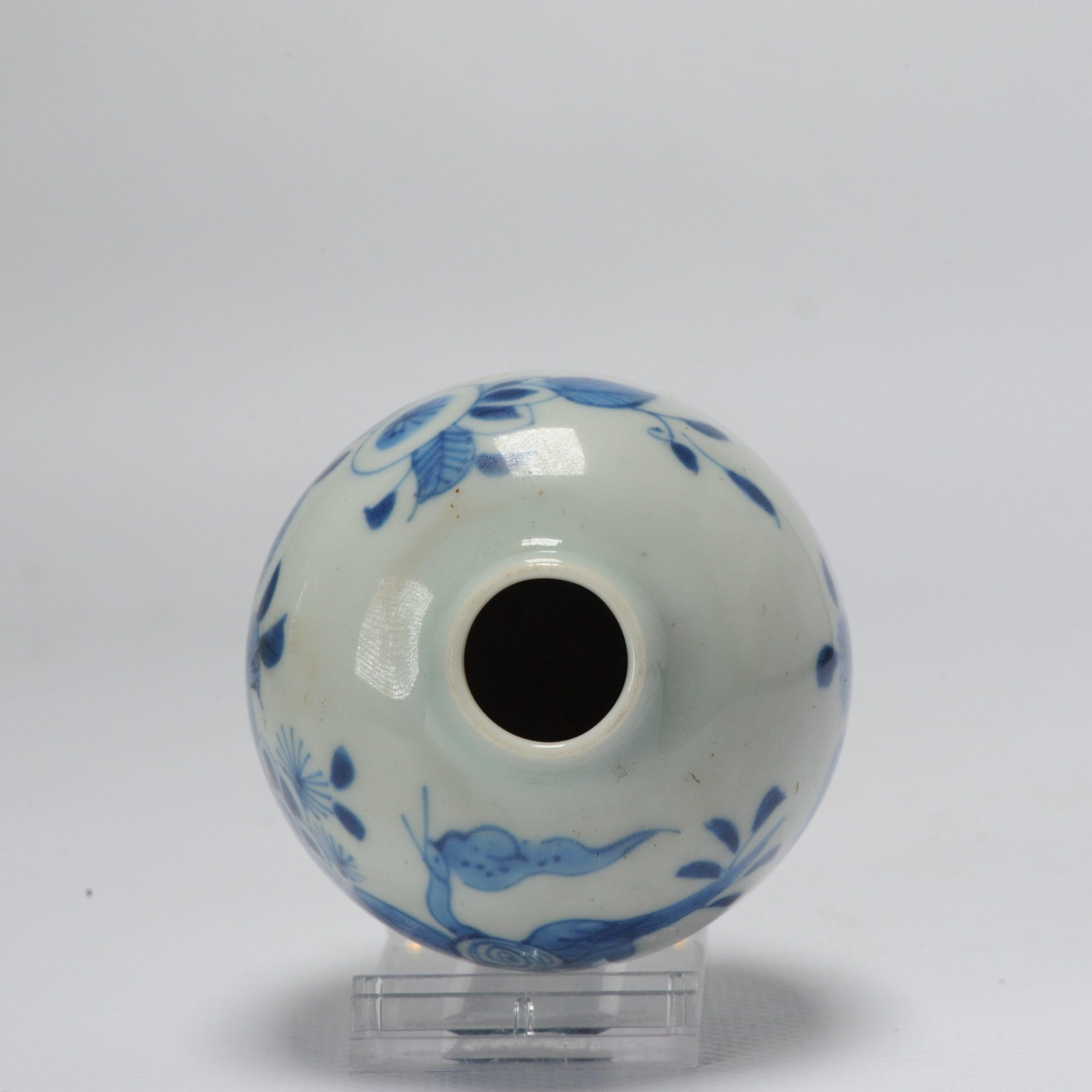 Très beau et délicat petit vase ou compte-gouttes de la période edo. Scène de fleurs et d'oiseaux du paradis.

Informations complémentaires :
MATERIAL : Porcelaine et poterie
Style japonais : Arita
Couleur : Bleu et Whiting
Région d'origine :