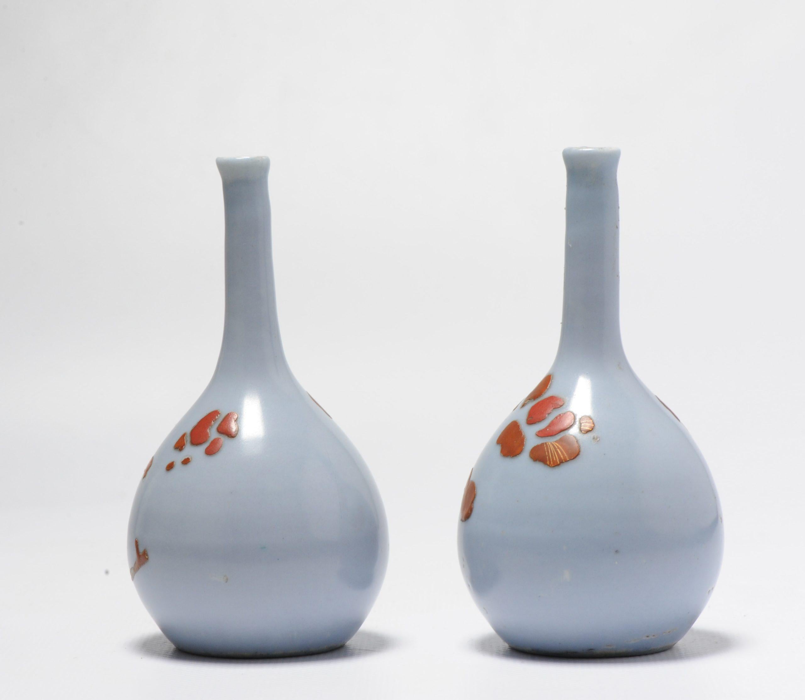 Coppia di vasi smaltati Claire de lune con decorazione laccata applicata. Decorazioni molto insolite e pezzi deliziosi.

Informazioni aggiuntive:
Materiale: Porcellana e ceramica
Stile giapponese: Arita
Regione di origine: Giappone
Periodo: XVIII