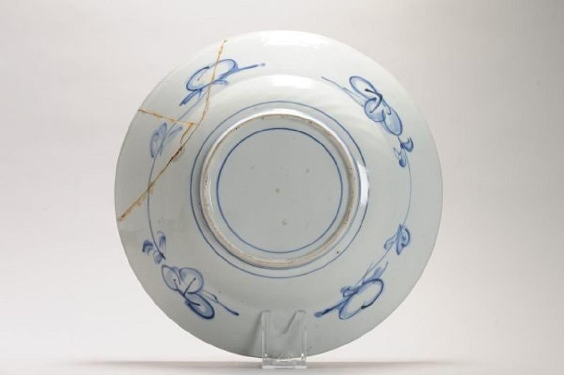 Japonais Grand plat décoré d'éventail en porcelaine japonaise ancienne de la période Edo, vers 1700 en vente