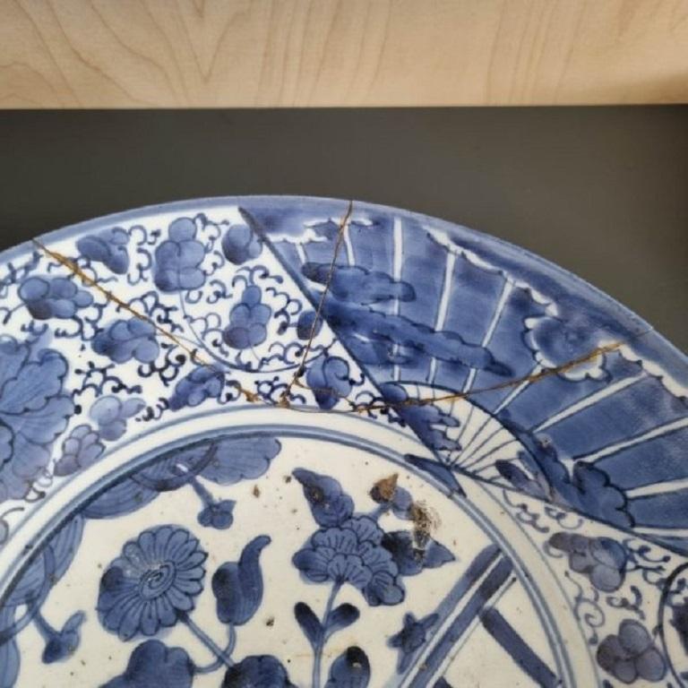 Grand plat décoré d'éventail en porcelaine japonaise ancienne de la période Edo, vers 1700 Bon état - En vente à Amsterdam, Noord Holland