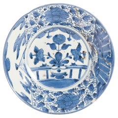 Antico piatto in porcellana giapponese del periodo Edo con decorazione a ventaglio, 1700 ca.