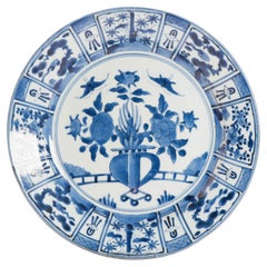 Antique plat Kraak Arita en porcelaine japonaise de la période Edo, vers 1680