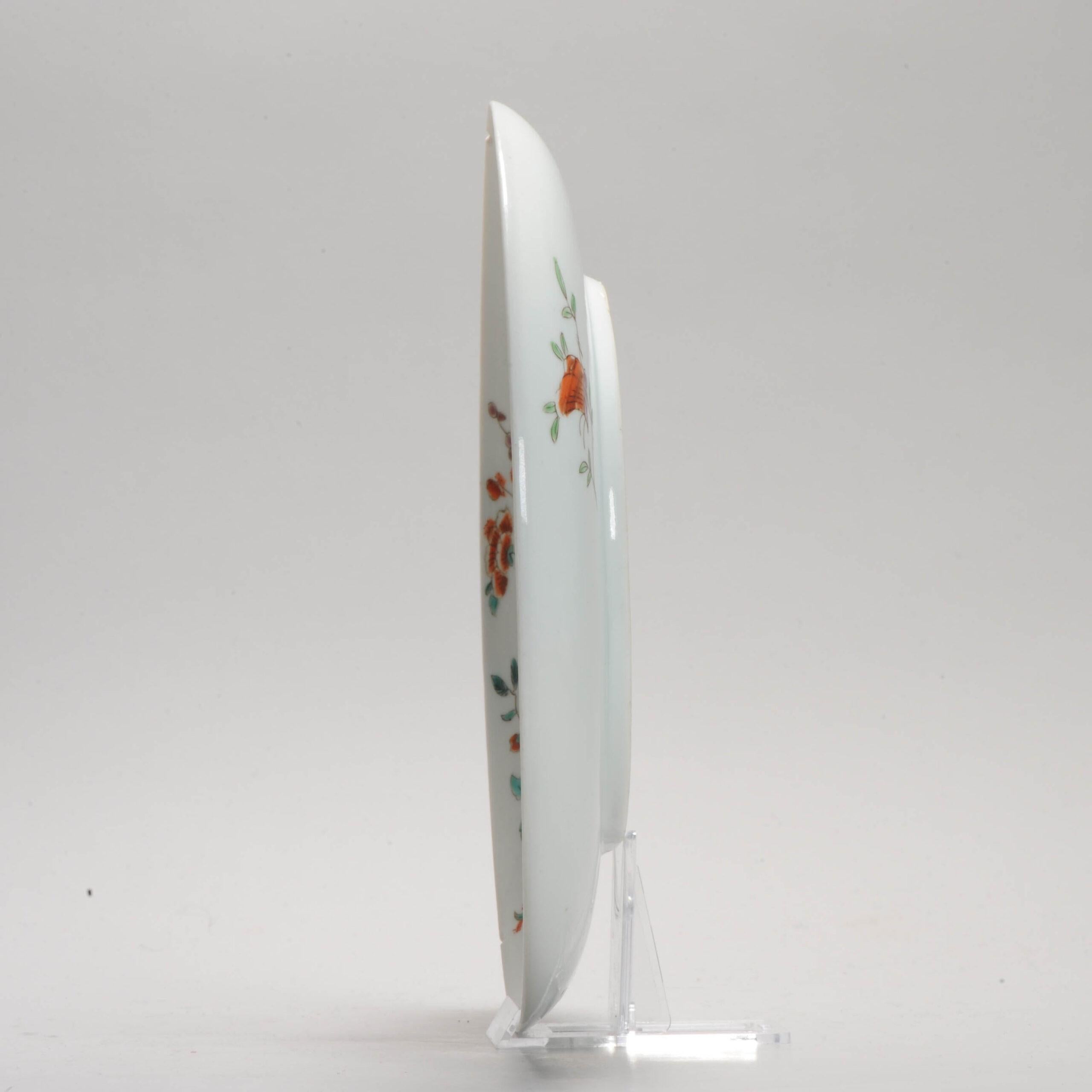 Ancienne assiette en porcelaine japonaise de la période Edo, style Kakiemon, vers 1800 Bon état - En vente à Amsterdam, Noord Holland