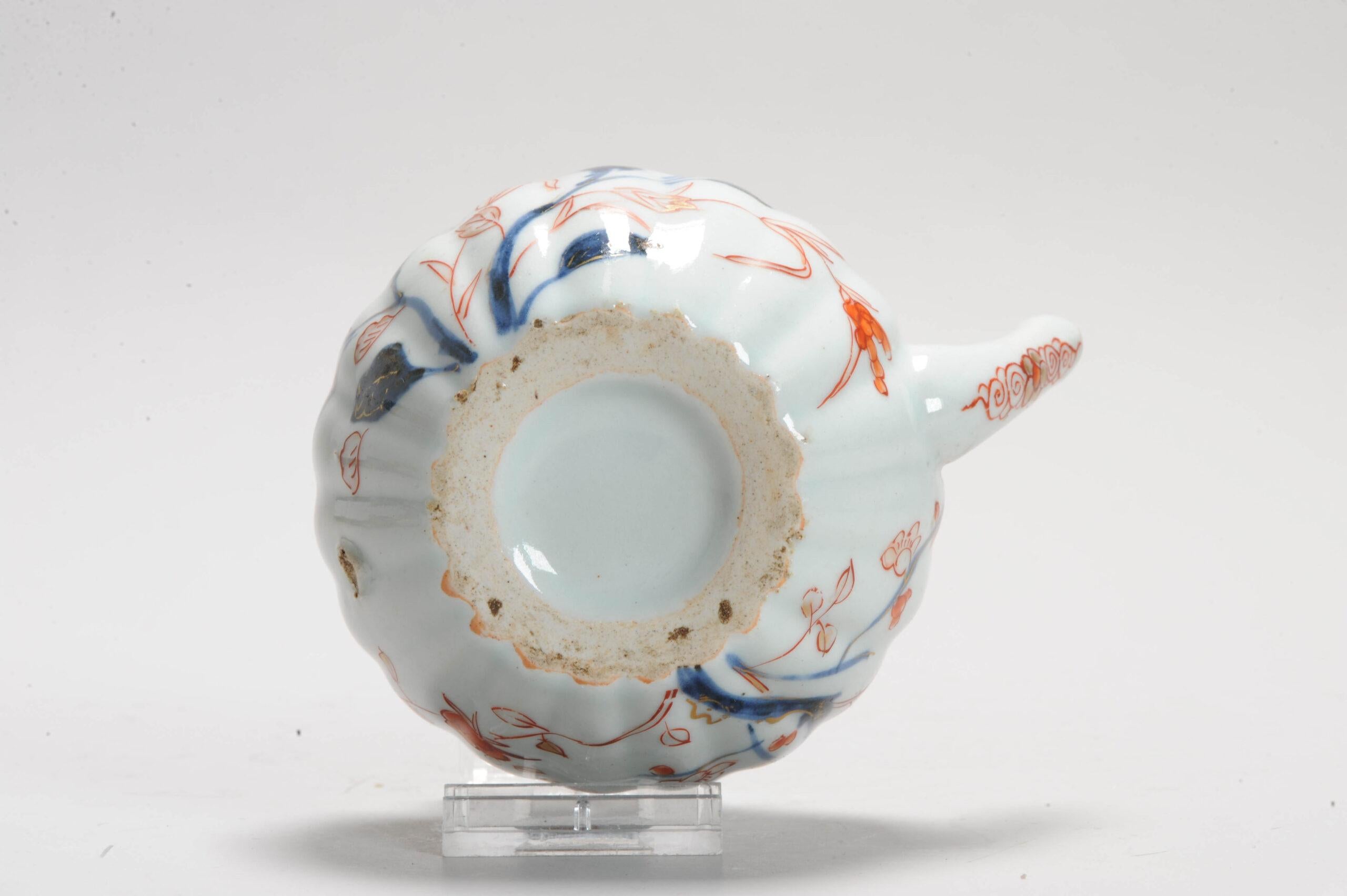 Théière de forme ronde et moulée. Avec scène de fleurs.

Informations complémentaires :
MATERIAL : Porcelaine et poterie
Région d'origine : Japon
Style japonais : Imari
Type de décoration / Couleur : Imari
Période : XVIIe siècle, XVIIIe siècle
Japon
