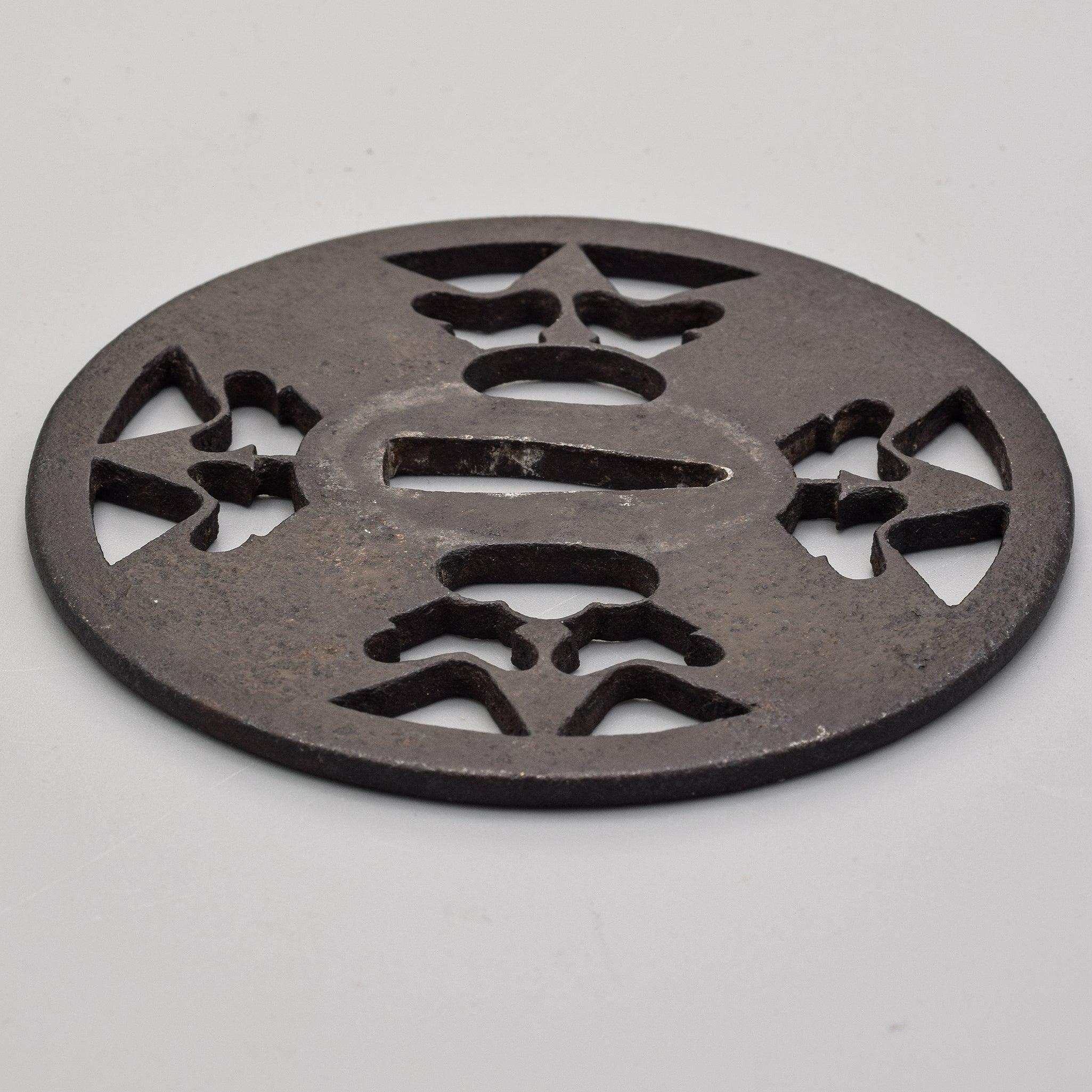 Una Silhouette circolare in ferro intagliata con fischi in negativo. Risale al primo periodo Edo (1615-1868).

Peso: 121.7 grammi
Materiale: Bronzo e rame
Misure: 89,5 mm di lunghezza x 88,8 mm di larghezza, 4 mm di spessore.

CODICE ARTICOLO: