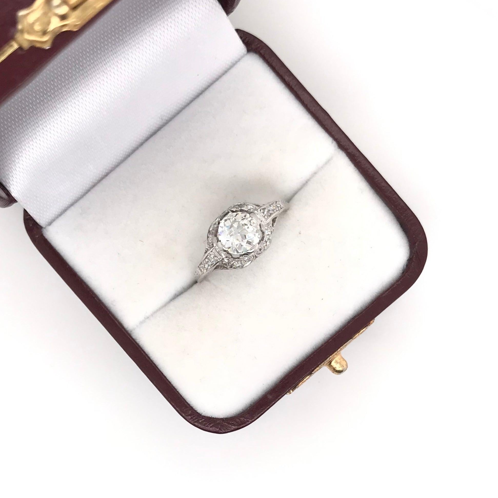 Antique Edwardian 0.90 Carat Diamond and Platinum Filigree Ring For Sale 3