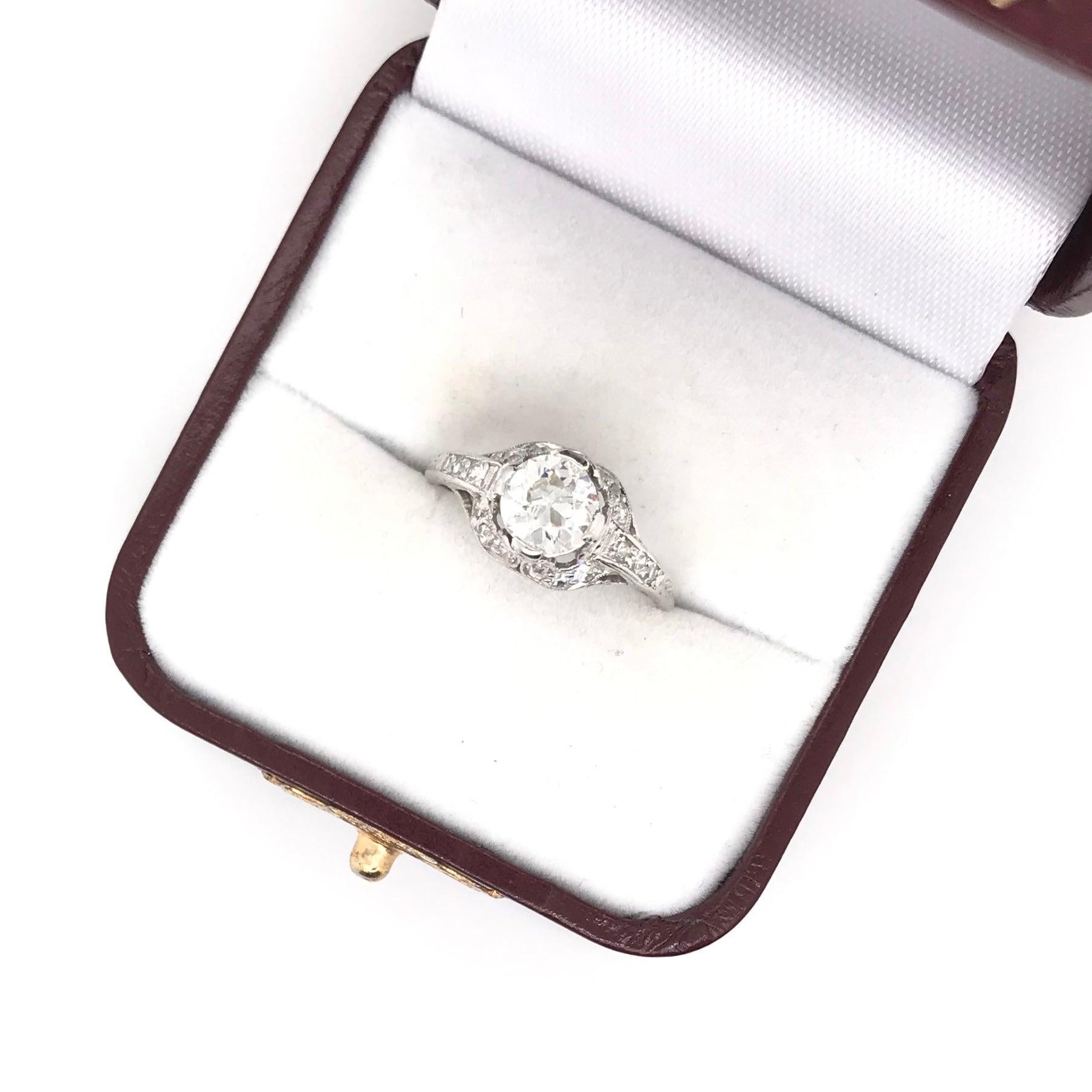 Antique Edwardian 0.90 Carat Diamond and Platinum Filigree Ring For Sale 4