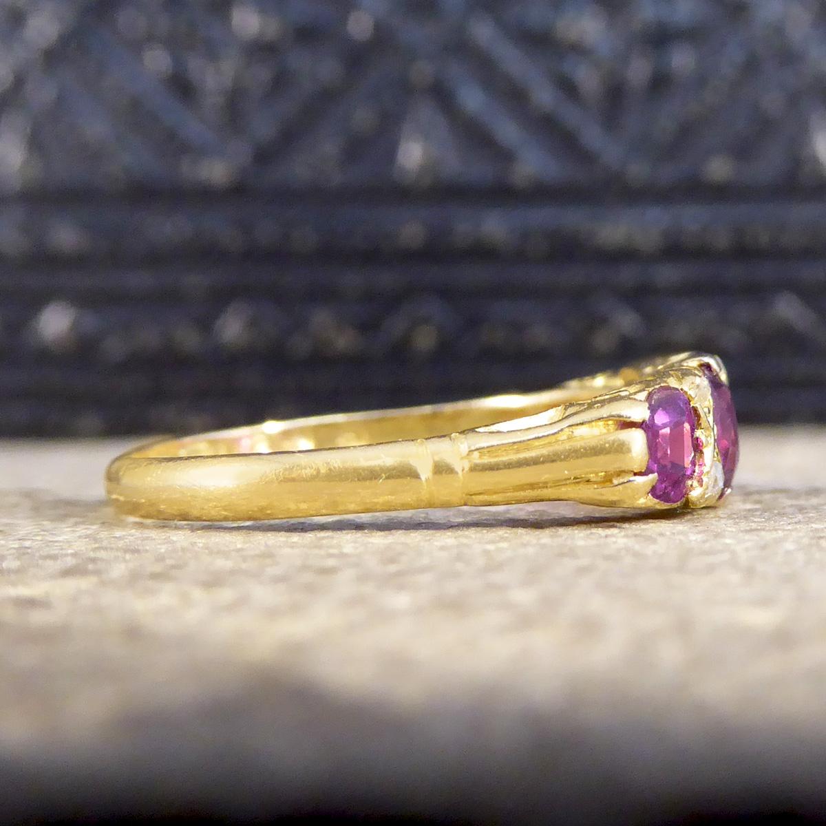 Antiker antiker edwardianischer 18 Karat Goldring mit 1,18 Karat Rubin und vier Steinen mit Diamantabstandshaltern (Edwardian)