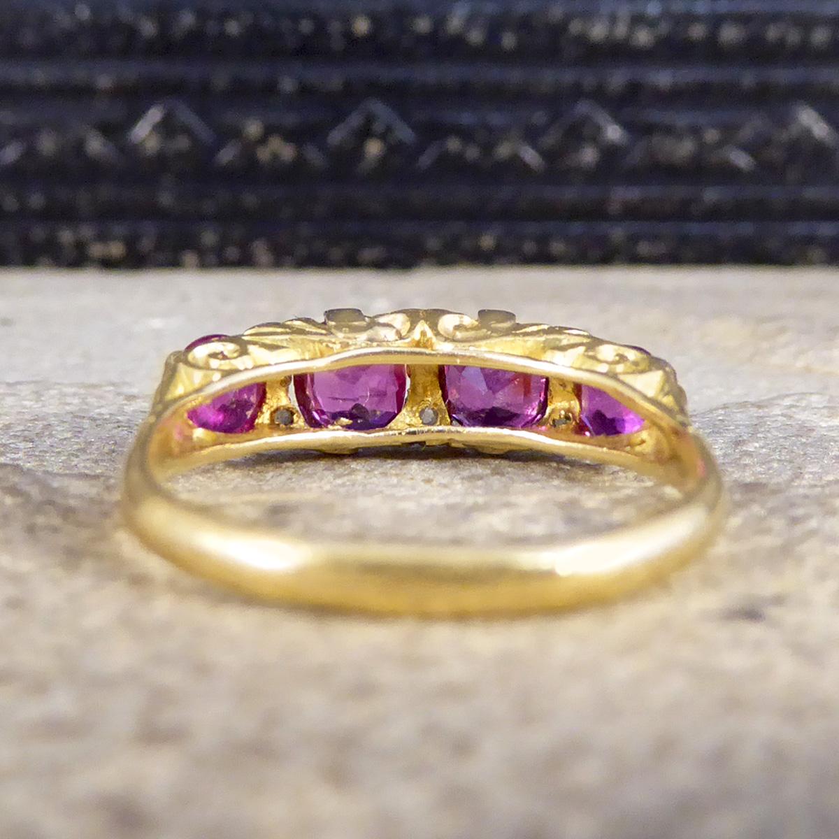 Antiker antiker edwardianischer 18 Karat Goldring mit 1,18 Karat Rubin und vier Steinen mit Diamantabstandshaltern (Alteuropäischer Schliff)