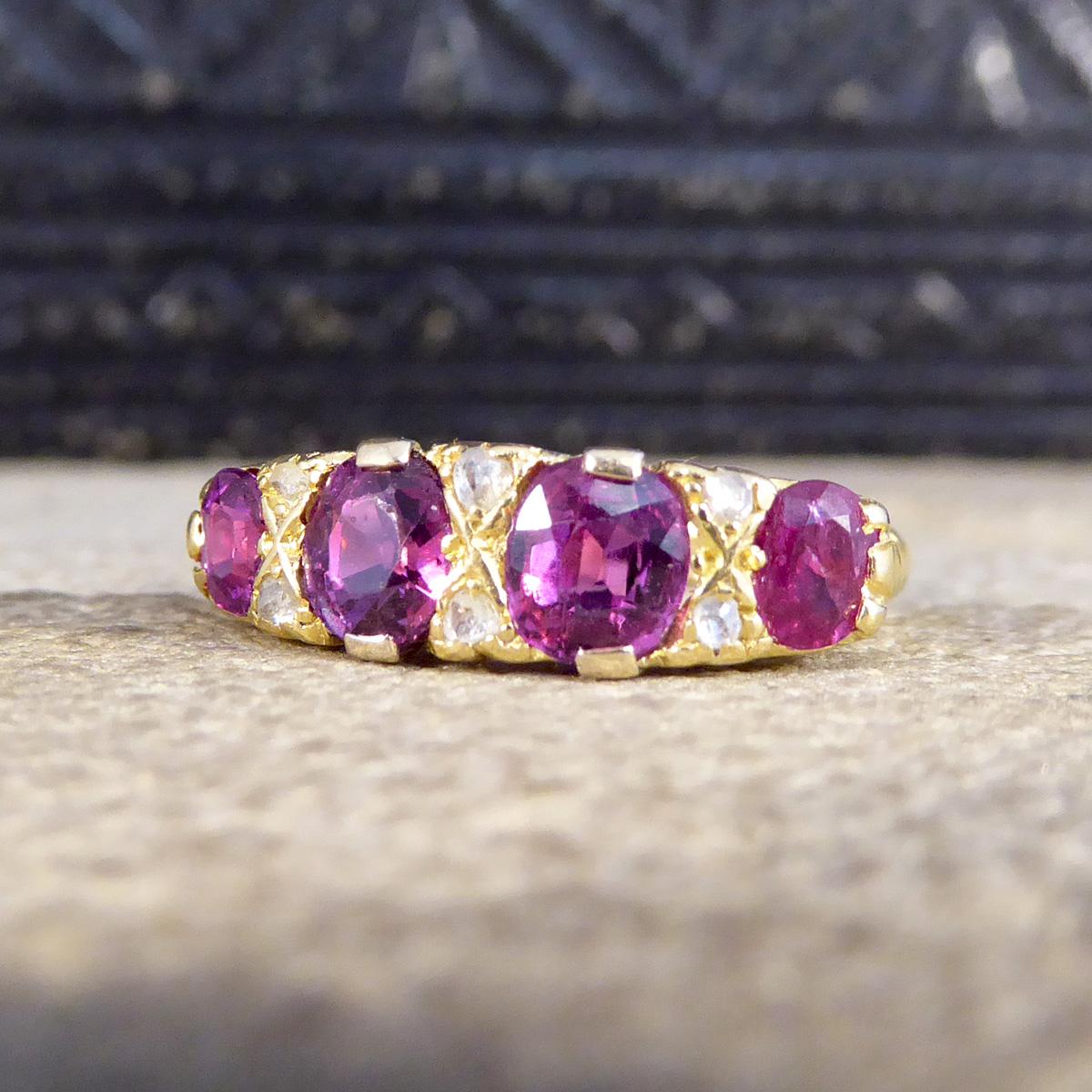Antiker antiker edwardianischer 18 Karat Goldring mit 1,18 Karat Rubin und vier Steinen mit Diamantabstandshaltern im Zustand „Gut“ in Yorkshire, West Yorkshire