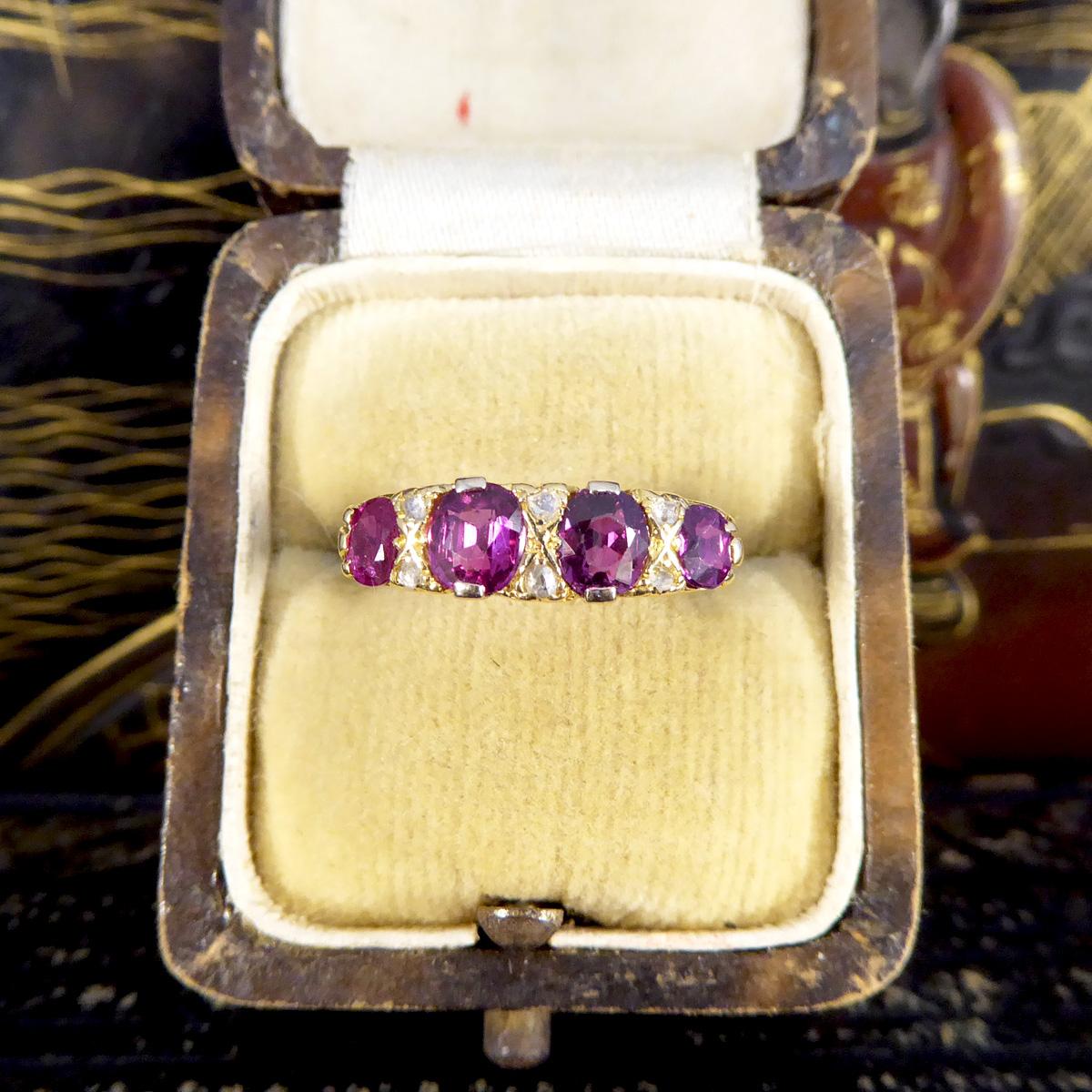 Antiker antiker edwardianischer 18 Karat Goldring mit 1,18 Karat Rubin und vier Steinen mit Diamantabstandshaltern 2
