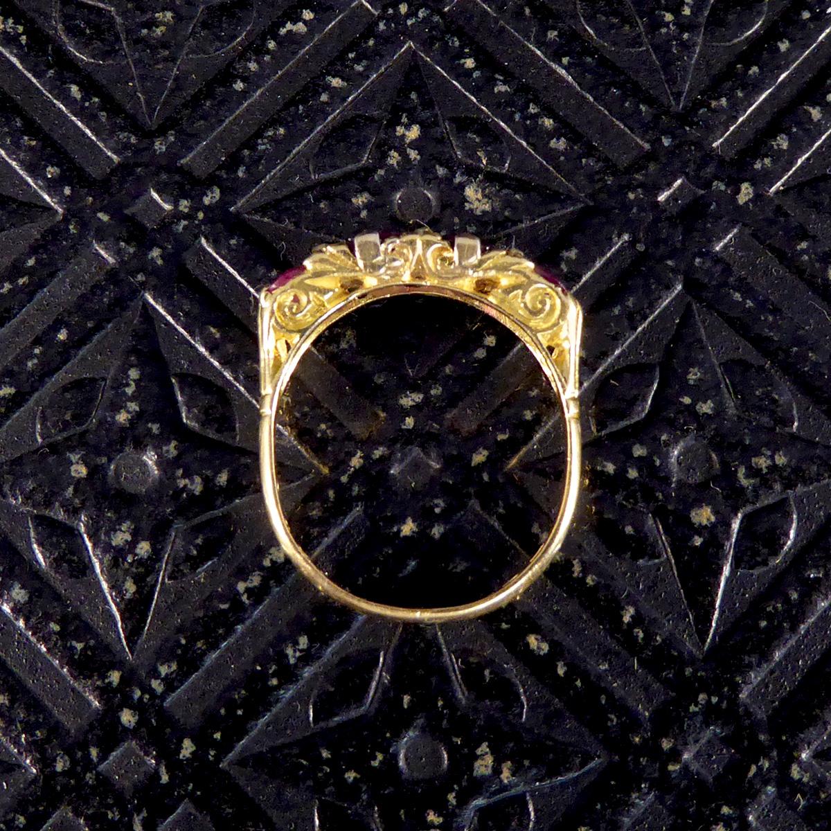 Antiker antiker edwardianischer 18 Karat Goldring mit 1,18 Karat Rubin und vier Steinen mit Diamantabstandshaltern 3