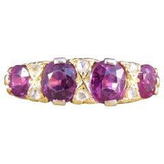Antico anello edoardiano di 1,18ct con quattro pietre di rubino e distanziatori di diamanti in oro 18ct
