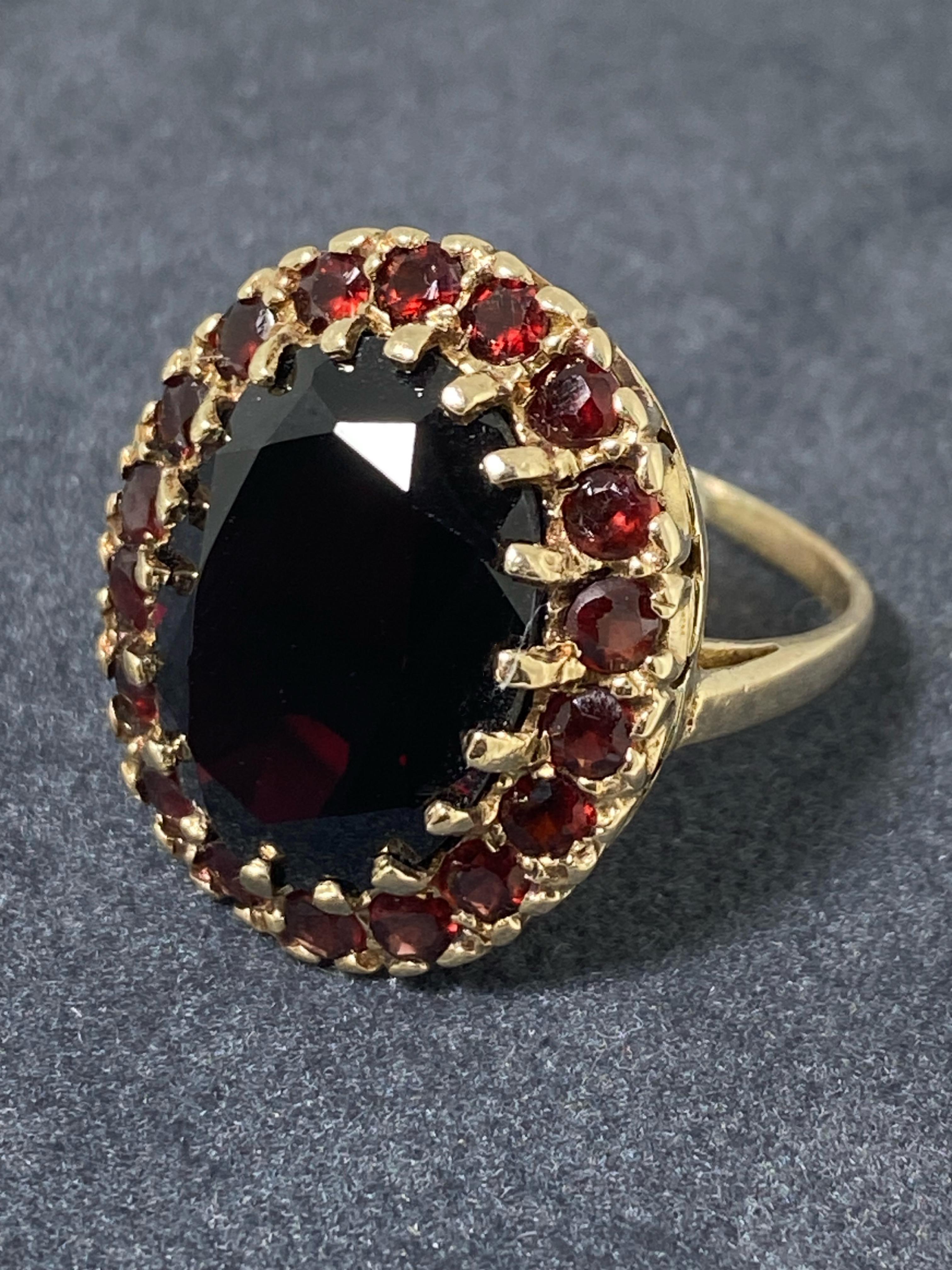 Antique Edwardian 13.50ct Garnet Ring in 9K Yellow Gold, English Hallmarks, G&TJ In Excellent Condition In MELBOURNE, AU