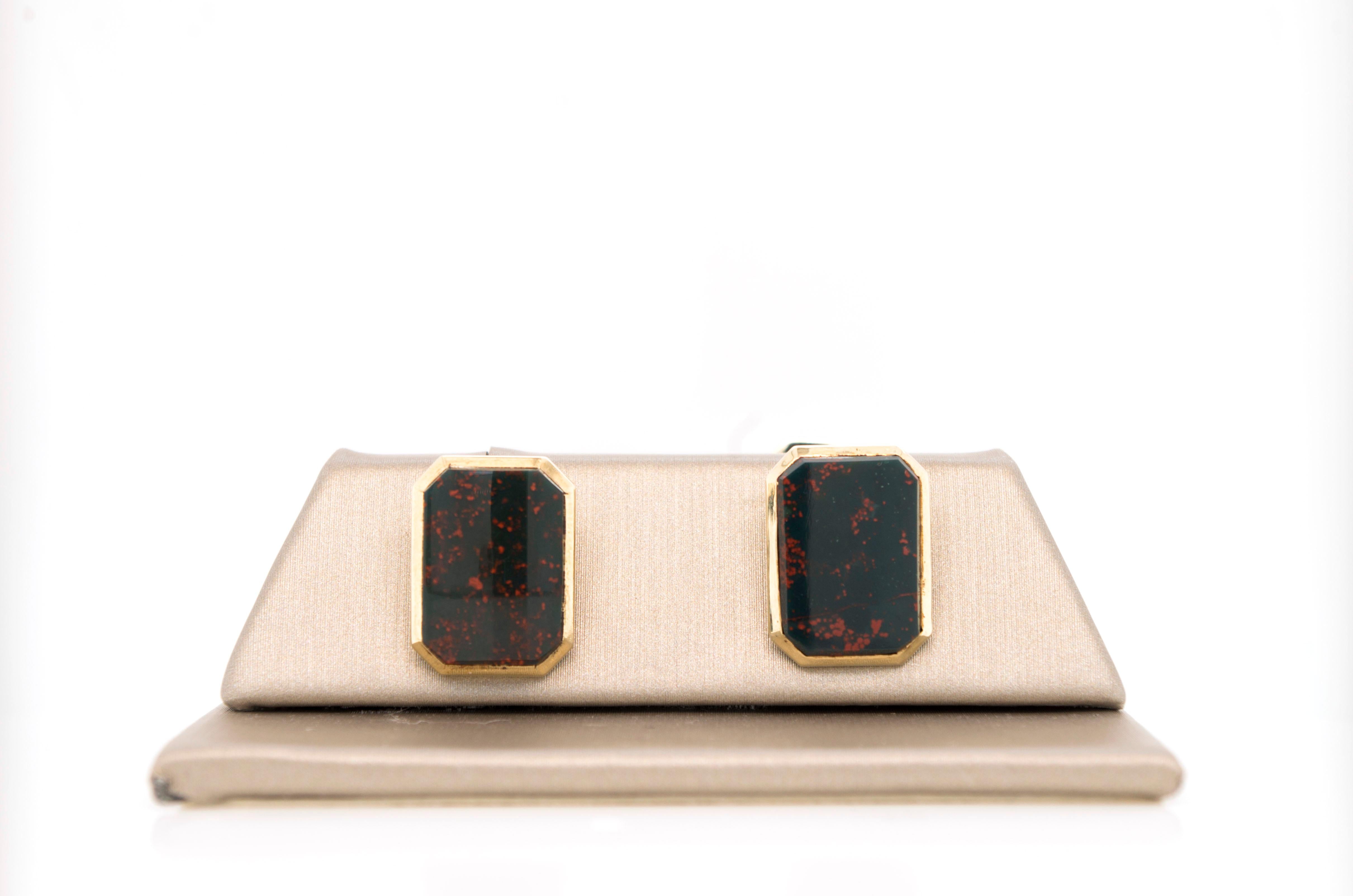 Edwardian 14k gold Bloodstone Agate cufflinks. 
A lovely pair of rectangular form double-sided cufflinks composed of four well-matched, lively bloodstone agates, set within 14k gold frames. Circa 1900
Stamp: 14K
Dimensions: 11.60mm x 15.70


