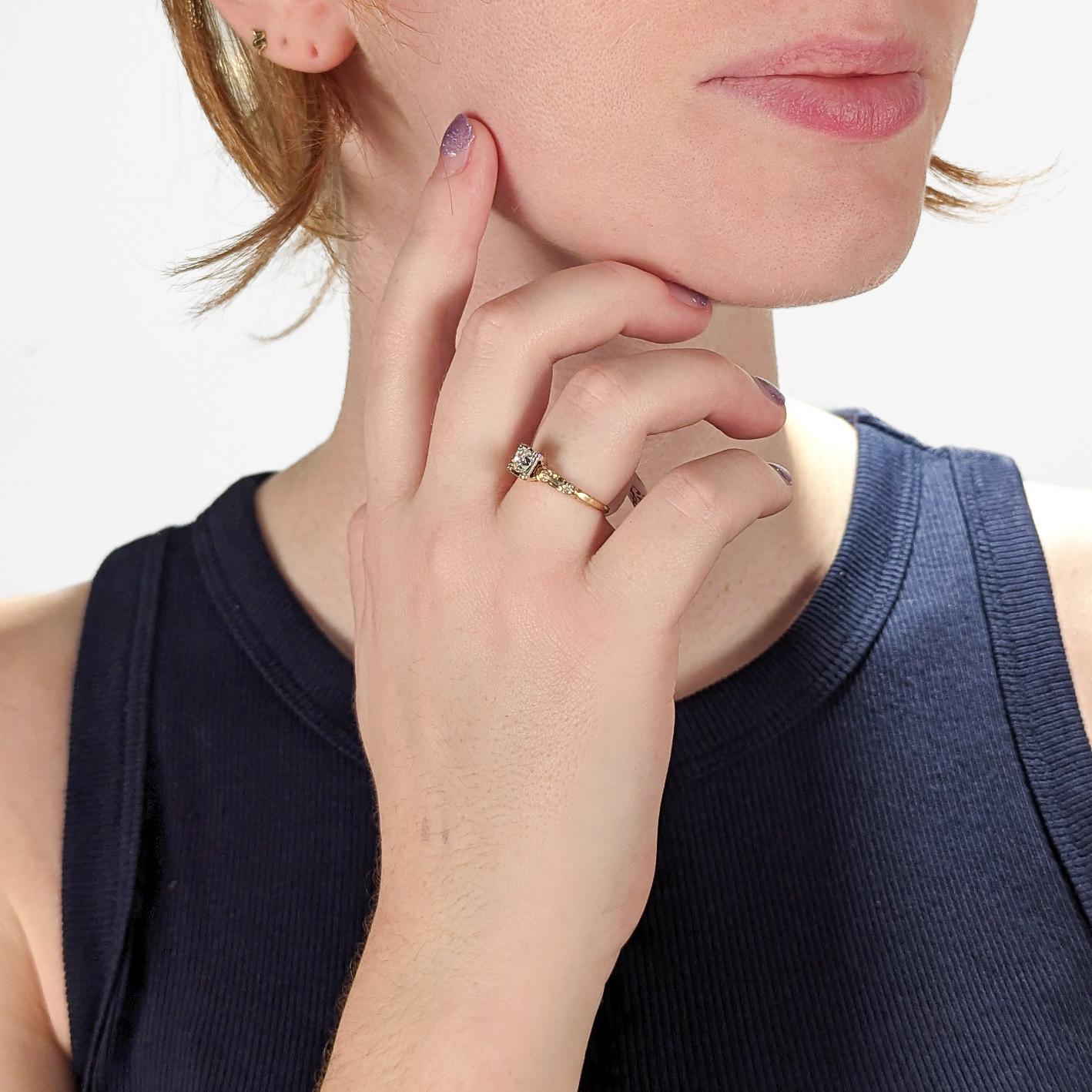 Une très belle bague de fiançailles Edouardienne ancienne en or 14 carats et diamants.

Avec un diamant rond de taille brillant pavé dans une monture carrée. 

Agrémenté d'un accent en platine ou en or blanc sur l'épaule. 

Tout simplement une
