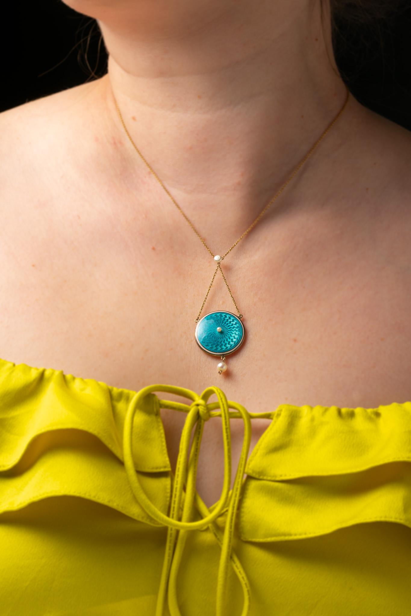 Collier pendentif édouardien ancien en or 14 carats, émail guilloché et perles en vente 4