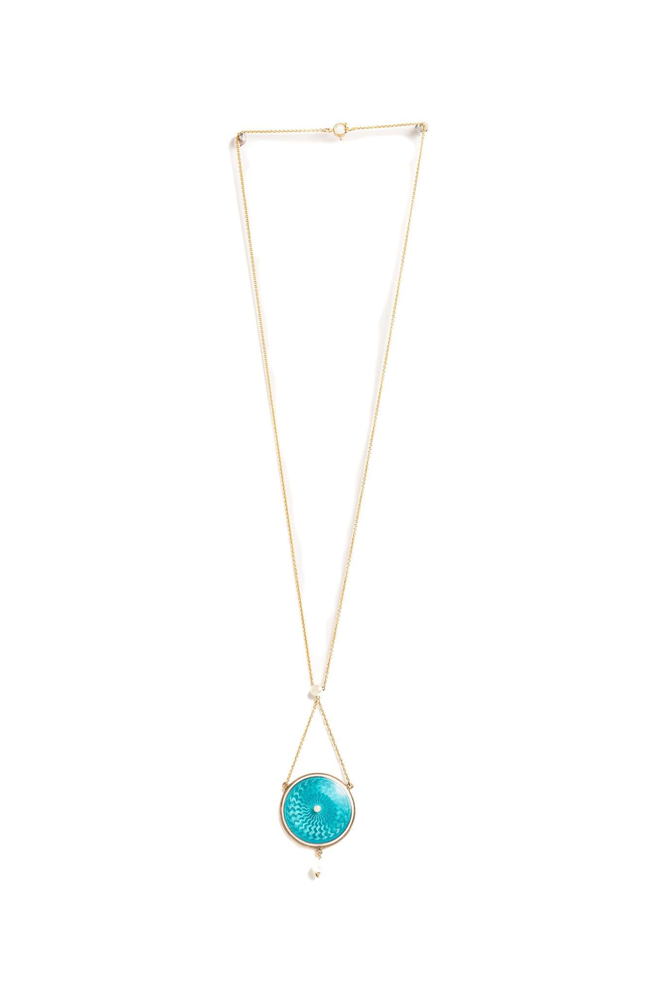 Superbe collier pendentif en or 14ct turquoise, émail guilloché bleu et perles, datant du début des années 1900. Ce magnifique collier édouardien présente un pendentif circulaire avec une perle centrale ainsi qu'une petite perle goutte à goutte à la