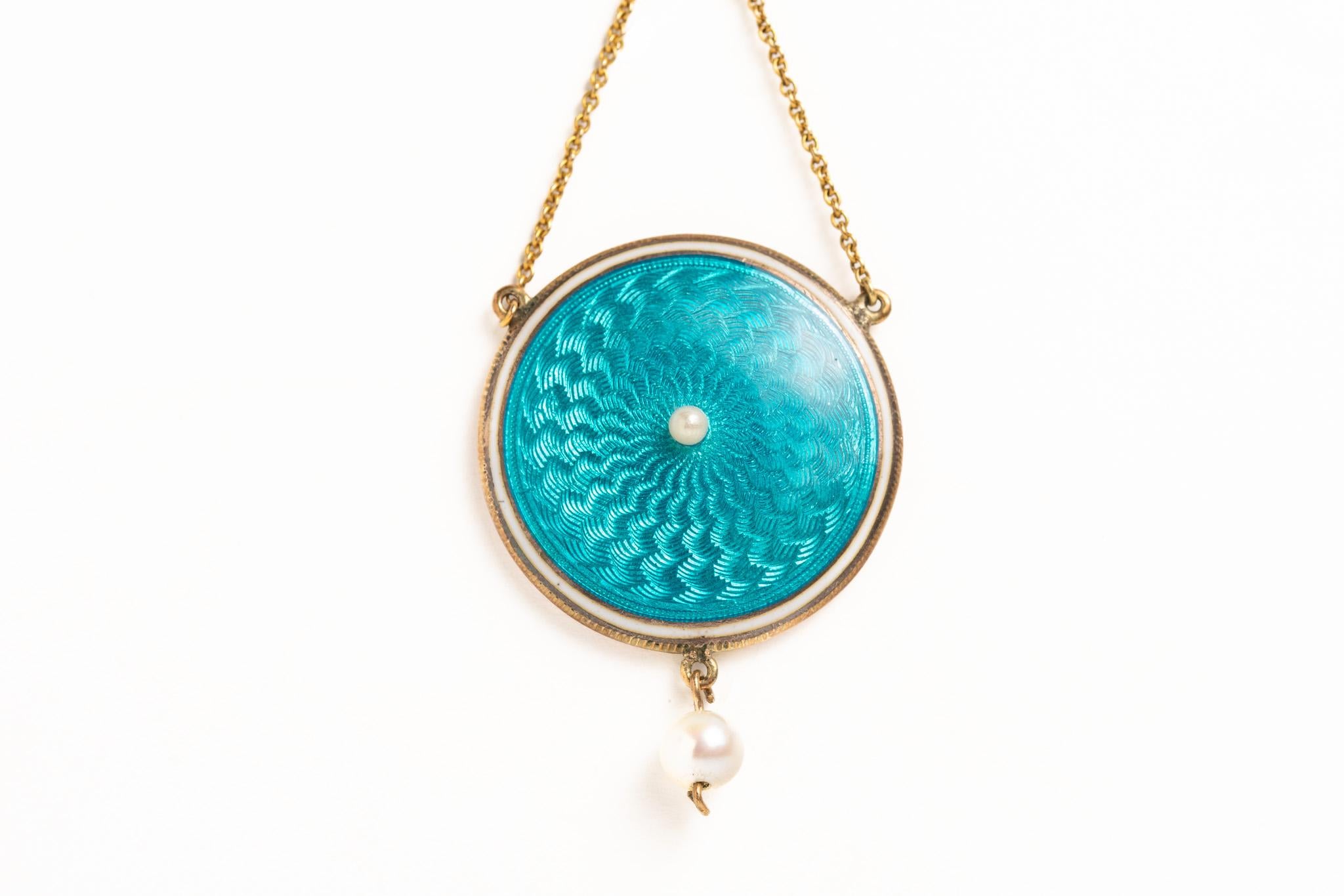 Édouardien Collier pendentif édouardien ancien en or 14 carats, émail guilloché et perles en vente